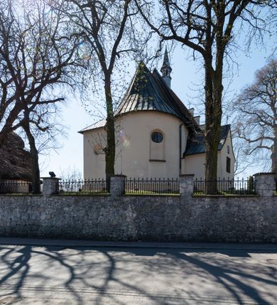 Zdjęcie nr 24: Kościół orientowany, murowany, jednonawowy z węższym prezbiterium zakończonym półkolistą absydą. Przy prezbiterium od północy znajduje się zakrystia, od południa kwadratowa kaplica św. Anny, a przy nawie od południa kruchta. Wnętrze kościoła nakryte jest nowym stropem, natomiast w kaplicy znajduje się sklepienie krzyżowo-żebrowe. Fasada zachodnia ujęta jest na narożnikach skośnymi szkarpami i zwieńczona schodkowym szczytem, podobnie zwieńczona jest kruchta południowa. Portal zachodni kamienny, z belkowaniem wspartym na dwóch liściastych konsolach ponad którymi edikula z płaskorzeźbionym krucyfiksem i klęczącymi postaciami męskimi. Na belkowaniu znajdują się dwa kartusze z herbami: po lewej herb Bończa, a nad nim litery „I” oraz „T”, a na prawo herb Szreniawa i litery „B” i „T”. Portal kruchty południowej jest również kamienny, podobny do zachodniego z inskrypcją: „IN LAVDEM ET GL[ORI]AM DEI O[MN]IP[OTENTIS] HO[NO]RE[M] / B(EATE) M(ARIAE) S(ANCTAE) V(IRGINIS) S(ANCTUS) AEGIDY ET OM(NIUM) SS. FIR. REGNÃTE [TERTIO] SIGISM[UN]DO / REGE POL[ONIAE] Z[?] HEMO[?] EP[ISCOP]O CRAC(OVIENSIS) BERN[AR]DO MACIEIOWSKI / NOVIT[ER] CAR[DINA]LI CRA[COVIENSE] DEI FACTO INTERI[M] PLEBA[N]O R[E]V[EREN]DO SEB(ASTIANO) / NAGRODIO A I SYRADIA PHI[LOSOPHI]AE DOCTORE COLLEG[I]A [MA]IORE / S. T(HEOLOGIAE) PVBLICO PROFES(SORE) PRAEP[OSI]TO S(ANCTA) AN(NAE) CRAC[OVIAE] DECIMARVM / ET FVNDI ECCL(ESIA)E HVIVS P[OST] IVRIS STREPITV(M) RESTITV / TORE ANNO OCTAVO PLEBANAT[U]S SVI. TEMPLVM HO(C) / [ dwa wiersze skute] DE' / NOWO AEDIFICATVM. ET. CONSTRVCTVM. ADIVTORIO / QVORVNDÃ ANNO D[OMINI] MDCIIII MENSE SEPTEMB[RE]”. Od południa świątyni umieszczone są trzy otwory okienne w kształcie stojących prostokątów, zamkniętych łukiem półkolistym, a w prezbiterium dwa małe okrągłe okna. Kościół nakryty jest dwoma dwuspadowymi dachami, nad prezbiterium nieco niższym, nad nawą zwieńczonym wąską i wysoką sygnaturką na dzwon. Wewnątrz świątyni na skrzyżowaniu nawy i prezbiterium umocowana jest drewniana belka tęczowa z ustawionym na niej krucyfiksem i figurami Matki Boskiej i św. Jana Ewangelisty. Chór zachodni drewniany, na planie prostokąta, pośrodku półkoliście zamknięty, wsparty na sześciu filarach, od północnego zachodu z obudowaną boazerią klatką schodową. 