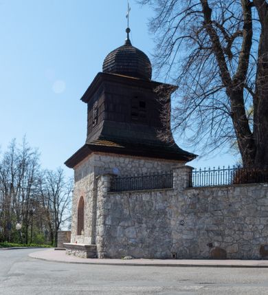 Zdjęcie nr 101: Kościół orientowany, murowany, jednonawowy z węższym prezbiterium zakończonym półkolistą absydą. Przy prezbiterium od północy znajduje się zakrystia, od południa kwadratowa kaplica św. Anny, a przy nawie od południa kruchta. Wnętrze kościoła nakryte jest nowym stropem, natomiast w kaplicy znajduje się sklepienie krzyżowo-żebrowe. Fasada zachodnia ujęta jest na narożnikach skośnymi szkarpami i zwieńczona schodkowym szczytem, podobnie zwieńczona jest kruchta południowa. Portal zachodni kamienny, z belkowaniem wspartym na dwóch liściastych konsolach ponad którymi edikula z płaskorzeźbionym krucyfiksem i klęczącymi postaciami męskimi. Na belkowaniu znajdują się dwa kartusze z herbami: po lewej herb Bończa, a nad nim litery „I” oraz „T”, a na prawo herb Szreniawa i litery „B” i „T”. Portal kruchty południowej jest również kamienny, podobny do zachodniego z inskrypcją: „IN LAVDEM ET GL[ORI]AM DEI O[MN]IP[OTENTIS] HO[NO]RE[M] / B(EATE) M(ARIAE) S(ANCTAE) V(IRGINIS) S(ANCTUS) AEGIDY ET OM(NIUM) SS. FIR. REGNÃTE [TERTIO] SIGISM[UN]DO / REGE POL[ONIAE] Z[?] HEMO[?] EP[ISCOP]O CRAC(OVIENSIS) BERN[AR]DO MACIEIOWSKI / NOVIT[ER] CAR[DINA]LI CRA[COVIENSE] DEI FACTO INTERI[M] PLEBA[N]O R[E]V[EREN]DO SEB(ASTIANO) / NAGRODIO A I SYRADIA PHI[LOSOPHI]AE DOCTORE COLLEG[I]A [MA]IORE / S. T(HEOLOGIAE) PVBLICO PROFES(SORE) PRAEP[OSI]TO S(ANCTA) AN(NAE) CRAC[OVIAE] DECIMARVM / ET FVNDI ECCL(ESIA)E HVIVS P[OST] IVRIS STREPITV(M) RESTITV / TORE ANNO OCTAVO PLEBANAT[U]S SVI. TEMPLVM HO(C) / [ dwa wiersze skute] DE&#039; / NOWO AEDIFICATVM. ET. CONSTRVCTVM. ADIVTORIO / QVORVNDÃ ANNO D[OMINI] MDCIIII MENSE SEPTEMB[RE]”. Od południa świątyni umieszczone są trzy otwory okienne w kształcie stojących prostokątów, zamkniętych łukiem półkolistym, a w prezbiterium dwa małe okrągłe okna. Kościół nakryty jest dwoma dwuspadowymi dachami, nad prezbiterium nieco niższym, nad nawą zwieńczonym wąską i wysoką sygnaturką na dzwon. Wewnątrz świątyni na skrzyżowaniu nawy i prezbiterium umocowana jest drewniana belka tęczowa z ustawionym na niej krucyfiksem i figurami Matki Boskiej i św. Jana Ewangelisty. Chór zachodni drewniany, na planie prostokąta, pośrodku półkoliście zamknięty, wsparty na sześciu filarach, od północnego zachodu z obudowaną boazerią klatką schodową. 