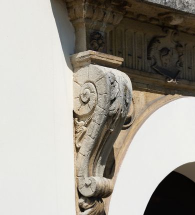 Zdjęcie nr 48: Kościół orientowany, murowany, jednonawowy z węższym prezbiterium zakończonym półkolistą absydą. Przy prezbiterium od północy znajduje się zakrystia, od południa kwadratowa kaplica św. Anny, a przy nawie od południa kruchta. Wnętrze kościoła nakryte jest nowym stropem, natomiast w kaplicy znajduje się sklepienie krzyżowo-żebrowe. Fasada zachodnia ujęta jest na narożnikach skośnymi szkarpami i zwieńczona schodkowym szczytem, podobnie zwieńczona jest kruchta południowa. Portal zachodni kamienny, z belkowaniem wspartym na dwóch liściastych konsolach ponad którymi edikula z płaskorzeźbionym krucyfiksem i klęczącymi postaciami męskimi. Na belkowaniu znajdują się dwa kartusze z herbami: po lewej herb Bończa, a nad nim litery „I” oraz „T”, a na prawo herb Szreniawa i litery „B” i „T”. Portal kruchty południowej jest również kamienny, podobny do zachodniego z inskrypcją: „IN LAVDEM ET GL[ORI]AM DEI O[MN]IP[OTENTIS] HO[NO]RE[M] / B(EATE) M(ARIAE) S(ANCTAE) V(IRGINIS) S(ANCTUS) AEGIDY ET OM(NIUM) SS. FIR. REGNÃTE [TERTIO] SIGISM[UN]DO / REGE POL[ONIAE] Z[?] HEMO[?] EP[ISCOP]O CRAC(OVIENSIS) BERN[AR]DO MACIEIOWSKI / NOVIT[ER] CAR[DINA]LI CRA[COVIENSE] DEI FACTO INTERI[M] PLEBA[N]O R[E]V[EREN]DO SEB(ASTIANO) / NAGRODIO A I SYRADIA PHI[LOSOPHI]AE DOCTORE COLLEG[I]A [MA]IORE / S. T(HEOLOGIAE) PVBLICO PROFES(SORE) PRAEP[OSI]TO S(ANCTA) AN(NAE) CRAC[OVIAE] DECIMARVM / ET FVNDI ECCL(ESIA)E HVIVS P[OST] IVRIS STREPITV(M) RESTITV / TORE ANNO OCTAVO PLEBANAT[U]S SVI. TEMPLVM HO(C) / [ dwa wiersze skute] DE' / NOWO AEDIFICATVM. ET. CONSTRVCTVM. ADIVTORIO / QVORVNDÃ ANNO D[OMINI] MDCIIII MENSE SEPTEMB[RE]”. Od południa świątyni umieszczone są trzy otwory okienne w kształcie stojących prostokątów, zamkniętych łukiem półkolistym, a w prezbiterium dwa małe okrągłe okna. Kościół nakryty jest dwoma dwuspadowymi dachami, nad prezbiterium nieco niższym, nad nawą zwieńczonym wąską i wysoką sygnaturką na dzwon. Wewnątrz świątyni na skrzyżowaniu nawy i prezbiterium umocowana jest drewniana belka tęczowa z ustawionym na niej krucyfiksem i figurami Matki Boskiej i św. Jana Ewangelisty. Chór zachodni drewniany, na planie prostokąta, pośrodku półkoliście zamknięty, wsparty na sześciu filarach, od północnego zachodu z obudowaną boazerią klatką schodową. 