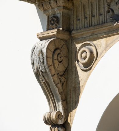 Zdjęcie nr 49: Kościół orientowany, murowany, jednonawowy z węższym prezbiterium zakończonym półkolistą absydą. Przy prezbiterium od północy znajduje się zakrystia, od południa kwadratowa kaplica św. Anny, a przy nawie od południa kruchta. Wnętrze kościoła nakryte jest nowym stropem, natomiast w kaplicy znajduje się sklepienie krzyżowo-żebrowe. Fasada zachodnia ujęta jest na narożnikach skośnymi szkarpami i zwieńczona schodkowym szczytem, podobnie zwieńczona jest kruchta południowa. Portal zachodni kamienny, z belkowaniem wspartym na dwóch liściastych konsolach ponad którymi edikula z płaskorzeźbionym krucyfiksem i klęczącymi postaciami męskimi. Na belkowaniu znajdują się dwa kartusze z herbami: po lewej herb Bończa, a nad nim litery „I” oraz „T”, a na prawo herb Szreniawa i litery „B” i „T”. Portal kruchty południowej jest również kamienny, podobny do zachodniego z inskrypcją: „IN LAVDEM ET GL[ORI]AM DEI O[MN]IP[OTENTIS] HO[NO]RE[M] / B(EATE) M(ARIAE) S(ANCTAE) V(IRGINIS) S(ANCTUS) AEGIDY ET OM(NIUM) SS. FIR. REGNÃTE [TERTIO] SIGISM[UN]DO / REGE POL[ONIAE] Z[?] HEMO[?] EP[ISCOP]O CRAC(OVIENSIS) BERN[AR]DO MACIEIOWSKI / NOVIT[ER] CAR[DINA]LI CRA[COVIENSE] DEI FACTO INTERI[M] PLEBA[N]O R[E]V[EREN]DO SEB(ASTIANO) / NAGRODIO A I SYRADIA PHI[LOSOPHI]AE DOCTORE COLLEG[I]A [MA]IORE / S. T(HEOLOGIAE) PVBLICO PROFES(SORE) PRAEP[OSI]TO S(ANCTA) AN(NAE) CRAC[OVIAE] DECIMARVM / ET FVNDI ECCL(ESIA)E HVIVS P[OST] IVRIS STREPITV(M) RESTITV / TORE ANNO OCTAVO PLEBANAT[U]S SVI. TEMPLVM HO(C) / [ dwa wiersze skute] DE&#039; / NOWO AEDIFICATVM. ET. CONSTRVCTVM. ADIVTORIO / QVORVNDÃ ANNO D[OMINI] MDCIIII MENSE SEPTEMB[RE]”. Od południa świątyni umieszczone są trzy otwory okienne w kształcie stojących prostokątów, zamkniętych łukiem półkolistym, a w prezbiterium dwa małe okrągłe okna. Kościół nakryty jest dwoma dwuspadowymi dachami, nad prezbiterium nieco niższym, nad nawą zwieńczonym wąską i wysoką sygnaturką na dzwon. Wewnątrz świątyni na skrzyżowaniu nawy i prezbiterium umocowana jest drewniana belka tęczowa z ustawionym na niej krucyfiksem i figurami Matki Boskiej i św. Jana Ewangelisty. Chór zachodni drewniany, na planie prostokąta, pośrodku półkoliście zamknięty, wsparty na sześciu filarach, od północnego zachodu z obudowaną boazerią klatką schodową. 