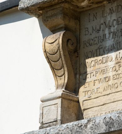 Zdjęcie nr 57: Kościół orientowany, murowany, jednonawowy z węższym prezbiterium zakończonym półkolistą absydą. Przy prezbiterium od północy znajduje się zakrystia, od południa kwadratowa kaplica św. Anny, a przy nawie od południa kruchta. Wnętrze kościoła nakryte jest nowym stropem, natomiast w kaplicy znajduje się sklepienie krzyżowo-żebrowe. Fasada zachodnia ujęta jest na narożnikach skośnymi szkarpami i zwieńczona schodkowym szczytem, podobnie zwieńczona jest kruchta południowa. Portal zachodni kamienny, z belkowaniem wspartym na dwóch liściastych konsolach ponad którymi edikula z płaskorzeźbionym krucyfiksem i klęczącymi postaciami męskimi. Na belkowaniu znajdują się dwa kartusze z herbami: po lewej herb Bończa, a nad nim litery „I” oraz „T”, a na prawo herb Szreniawa i litery „B” i „T”. Portal kruchty południowej jest również kamienny, podobny do zachodniego z inskrypcją: „IN LAVDEM ET GL[ORI]AM DEI O[MN]IP[OTENTIS] HO[NO]RE[M] / B(EATE) M(ARIAE) S(ANCTAE) V(IRGINIS) S(ANCTUS) AEGIDY ET OM(NIUM) SS. FIR. REGNÃTE [TERTIO] SIGISM[UN]DO / REGE POL[ONIAE] Z[?] HEMO[?] EP[ISCOP]O CRAC(OVIENSIS) BERN[AR]DO MACIEIOWSKI / NOVIT[ER] CAR[DINA]LI CRA[COVIENSE] DEI FACTO INTERI[M] PLEBA[N]O R[E]V[EREN]DO SEB(ASTIANO) / NAGRODIO A I SYRADIA PHI[LOSOPHI]AE DOCTORE COLLEG[I]A [MA]IORE / S. T(HEOLOGIAE) PVBLICO PROFES(SORE) PRAEP[OSI]TO S(ANCTA) AN(NAE) CRAC[OVIAE] DECIMARVM / ET FVNDI ECCL(ESIA)E HVIVS P[OST] IVRIS STREPITV(M) RESTITV / TORE ANNO OCTAVO PLEBANAT[U]S SVI. TEMPLVM HO(C) / [ dwa wiersze skute] DE' / NOWO AEDIFICATVM. ET. CONSTRVCTVM. ADIVTORIO / QVORVNDÃ ANNO D[OMINI] MDCIIII MENSE SEPTEMB[RE]”. Od południa świątyni umieszczone są trzy otwory okienne w kształcie stojących prostokątów, zamkniętych łukiem półkolistym, a w prezbiterium dwa małe okrągłe okna. Kościół nakryty jest dwoma dwuspadowymi dachami, nad prezbiterium nieco niższym, nad nawą zwieńczonym wąską i wysoką sygnaturką na dzwon. Wewnątrz świątyni na skrzyżowaniu nawy i prezbiterium umocowana jest drewniana belka tęczowa z ustawionym na niej krucyfiksem i figurami Matki Boskiej i św. Jana Ewangelisty. Chór zachodni drewniany, na planie prostokąta, pośrodku półkoliście zamknięty, wsparty na sześciu filarach, od północnego zachodu z obudowaną boazerią klatką schodową. 