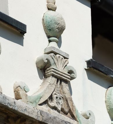 Zdjęcie nr 60: Kościół orientowany, murowany, jednonawowy z węższym prezbiterium zakończonym półkolistą absydą. Przy prezbiterium od północy znajduje się zakrystia, od południa kwadratowa kaplica św. Anny, a przy nawie od południa kruchta. Wnętrze kościoła nakryte jest nowym stropem, natomiast w kaplicy znajduje się sklepienie krzyżowo-żebrowe. Fasada zachodnia ujęta jest na narożnikach skośnymi szkarpami i zwieńczona schodkowym szczytem, podobnie zwieńczona jest kruchta południowa. Portal zachodni kamienny, z belkowaniem wspartym na dwóch liściastych konsolach ponad którymi edikula z płaskorzeźbionym krucyfiksem i klęczącymi postaciami męskimi. Na belkowaniu znajdują się dwa kartusze z herbami: po lewej herb Bończa, a nad nim litery „I” oraz „T”, a na prawo herb Szreniawa i litery „B” i „T”. Portal kruchty południowej jest również kamienny, podobny do zachodniego z inskrypcją: „IN LAVDEM ET GL[ORI]AM DEI O[MN]IP[OTENTIS] HO[NO]RE[M] / B(EATE) M(ARIAE) S(ANCTAE) V(IRGINIS) S(ANCTUS) AEGIDY ET OM(NIUM) SS. FIR. REGNÃTE [TERTIO] SIGISM[UN]DO / REGE POL[ONIAE] Z[?] HEMO[?] EP[ISCOP]O CRAC(OVIENSIS) BERN[AR]DO MACIEIOWSKI / NOVIT[ER] CAR[DINA]LI CRA[COVIENSE] DEI FACTO INTERI[M] PLEBA[N]O R[E]V[EREN]DO SEB(ASTIANO) / NAGRODIO A I SYRADIA PHI[LOSOPHI]AE DOCTORE COLLEG[I]A [MA]IORE / S. T(HEOLOGIAE) PVBLICO PROFES(SORE) PRAEP[OSI]TO S(ANCTA) AN(NAE) CRAC[OVIAE] DECIMARVM / ET FVNDI ECCL(ESIA)E HVIVS P[OST] IVRIS STREPITV(M) RESTITV / TORE ANNO OCTAVO PLEBANAT[U]S SVI. TEMPLVM HO(C) / [ dwa wiersze skute] DE' / NOWO AEDIFICATVM. ET. CONSTRVCTVM. ADIVTORIO / QVORVNDÃ ANNO D[OMINI] MDCIIII MENSE SEPTEMB[RE]”. Od południa świątyni umieszczone są trzy otwory okienne w kształcie stojących prostokątów, zamkniętych łukiem półkolistym, a w prezbiterium dwa małe okrągłe okna. Kościół nakryty jest dwoma dwuspadowymi dachami, nad prezbiterium nieco niższym, nad nawą zwieńczonym wąską i wysoką sygnaturką na dzwon. Wewnątrz świątyni na skrzyżowaniu nawy i prezbiterium umocowana jest drewniana belka tęczowa z ustawionym na niej krucyfiksem i figurami Matki Boskiej i św. Jana Ewangelisty. Chór zachodni drewniany, na planie prostokąta, pośrodku półkoliście zamknięty, wsparty na sześciu filarach, od północnego zachodu z obudowaną boazerią klatką schodową. 