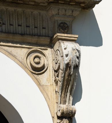 Zdjęcie nr 50: Kościół orientowany, murowany, jednonawowy z węższym prezbiterium zakończonym półkolistą absydą. Przy prezbiterium od północy znajduje się zakrystia, od południa kwadratowa kaplica św. Anny, a przy nawie od południa kruchta. Wnętrze kościoła nakryte jest nowym stropem, natomiast w kaplicy znajduje się sklepienie krzyżowo-żebrowe. Fasada zachodnia ujęta jest na narożnikach skośnymi szkarpami i zwieńczona schodkowym szczytem, podobnie zwieńczona jest kruchta południowa. Portal zachodni kamienny, z belkowaniem wspartym na dwóch liściastych konsolach ponad którymi edikula z płaskorzeźbionym krucyfiksem i klęczącymi postaciami męskimi. Na belkowaniu znajdują się dwa kartusze z herbami: po lewej herb Bończa, a nad nim litery „I” oraz „T”, a na prawo herb Szreniawa i litery „B” i „T”. Portal kruchty południowej jest również kamienny, podobny do zachodniego z inskrypcją: „IN LAVDEM ET GL[ORI]AM DEI O[MN]IP[OTENTIS] HO[NO]RE[M] / B(EATE) M(ARIAE) S(ANCTAE) V(IRGINIS) S(ANCTUS) AEGIDY ET OM(NIUM) SS. FIR. REGNÃTE [TERTIO] SIGISM[UN]DO / REGE POL[ONIAE] Z[?] HEMO[?] EP[ISCOP]O CRAC(OVIENSIS) BERN[AR]DO MACIEIOWSKI / NOVIT[ER] CAR[DINA]LI CRA[COVIENSE] DEI FACTO INTERI[M] PLEBA[N]O R[E]V[EREN]DO SEB(ASTIANO) / NAGRODIO A I SYRADIA PHI[LOSOPHI]AE DOCTORE COLLEG[I]A [MA]IORE / S. T(HEOLOGIAE) PVBLICO PROFES(SORE) PRAEP[OSI]TO S(ANCTA) AN(NAE) CRAC[OVIAE] DECIMARVM / ET FVNDI ECCL(ESIA)E HVIVS P[OST] IVRIS STREPITV(M) RESTITV / TORE ANNO OCTAVO PLEBANAT[U]S SVI. TEMPLVM HO(C) / [ dwa wiersze skute] DE' / NOWO AEDIFICATVM. ET. CONSTRVCTVM. ADIVTORIO / QVORVNDÃ ANNO D[OMINI] MDCIIII MENSE SEPTEMB[RE]”. Od południa świątyni umieszczone są trzy otwory okienne w kształcie stojących prostokątów, zamkniętych łukiem półkolistym, a w prezbiterium dwa małe okrągłe okna. Kościół nakryty jest dwoma dwuspadowymi dachami, nad prezbiterium nieco niższym, nad nawą zwieńczonym wąską i wysoką sygnaturką na dzwon. Wewnątrz świątyni na skrzyżowaniu nawy i prezbiterium umocowana jest drewniana belka tęczowa z ustawionym na niej krucyfiksem i figurami Matki Boskiej i św. Jana Ewangelisty. Chór zachodni drewniany, na planie prostokąta, pośrodku półkoliście zamknięty, wsparty na sześciu filarach, od północnego zachodu z obudowaną boazerią klatką schodową. 