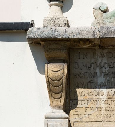 Zdjęcie nr 55: Kościół orientowany, murowany, jednonawowy z węższym prezbiterium zakończonym półkolistą absydą. Przy prezbiterium od północy znajduje się zakrystia, od południa kwadratowa kaplica św. Anny, a przy nawie od południa kruchta. Wnętrze kościoła nakryte jest nowym stropem, natomiast w kaplicy znajduje się sklepienie krzyżowo-żebrowe. Fasada zachodnia ujęta jest na narożnikach skośnymi szkarpami i zwieńczona schodkowym szczytem, podobnie zwieńczona jest kruchta południowa. Portal zachodni kamienny, z belkowaniem wspartym na dwóch liściastych konsolach ponad którymi edikula z płaskorzeźbionym krucyfiksem i klęczącymi postaciami męskimi. Na belkowaniu znajdują się dwa kartusze z herbami: po lewej herb Bończa, a nad nim litery „I” oraz „T”, a na prawo herb Szreniawa i litery „B” i „T”. Portal kruchty południowej jest również kamienny, podobny do zachodniego z inskrypcją: „IN LAVDEM ET GL[ORI]AM DEI O[MN]IP[OTENTIS] HO[NO]RE[M] / B(EATE) M(ARIAE) S(ANCTAE) V(IRGINIS) S(ANCTUS) AEGIDY ET OM(NIUM) SS. FIR. REGNÃTE [TERTIO] SIGISM[UN]DO / REGE POL[ONIAE] Z[?] HEMO[?] EP[ISCOP]O CRAC(OVIENSIS) BERN[AR]DO MACIEIOWSKI / NOVIT[ER] CAR[DINA]LI CRA[COVIENSE] DEI FACTO INTERI[M] PLEBA[N]O R[E]V[EREN]DO SEB(ASTIANO) / NAGRODIO A I SYRADIA PHI[LOSOPHI]AE DOCTORE COLLEG[I]A [MA]IORE / S. T(HEOLOGIAE) PVBLICO PROFES(SORE) PRAEP[OSI]TO S(ANCTA) AN(NAE) CRAC[OVIAE] DECIMARVM / ET FVNDI ECCL(ESIA)E HVIVS P[OST] IVRIS STREPITV(M) RESTITV / TORE ANNO OCTAVO PLEBANAT[U]S SVI. TEMPLVM HO(C) / [ dwa wiersze skute] DE' / NOWO AEDIFICATVM. ET. CONSTRVCTVM. ADIVTORIO / QVORVNDÃ ANNO D[OMINI] MDCIIII MENSE SEPTEMB[RE]”. Od południa świątyni umieszczone są trzy otwory okienne w kształcie stojących prostokątów, zamkniętych łukiem półkolistym, a w prezbiterium dwa małe okrągłe okna. Kościół nakryty jest dwoma dwuspadowymi dachami, nad prezbiterium nieco niższym, nad nawą zwieńczonym wąską i wysoką sygnaturką na dzwon. Wewnątrz świątyni na skrzyżowaniu nawy i prezbiterium umocowana jest drewniana belka tęczowa z ustawionym na niej krucyfiksem i figurami Matki Boskiej i św. Jana Ewangelisty. Chór zachodni drewniany, na planie prostokąta, pośrodku półkoliście zamknięty, wsparty na sześciu filarach, od północnego zachodu z obudowaną boazerią klatką schodową. 