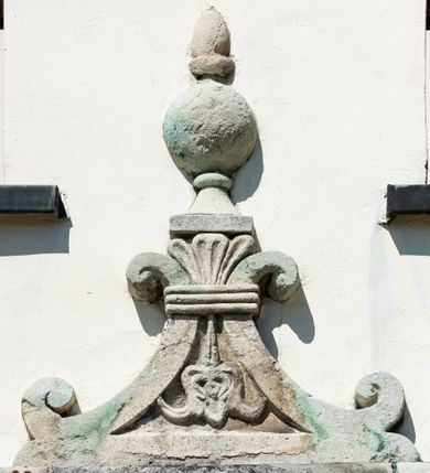 Zdjęcie nr 59: Kościół orientowany, murowany, jednonawowy z węższym prezbiterium zakończonym półkolistą absydą. Przy prezbiterium od północy znajduje się zakrystia, od południa kwadratowa kaplica św. Anny, a przy nawie od południa kruchta. Wnętrze kościoła nakryte jest nowym stropem, natomiast w kaplicy znajduje się sklepienie krzyżowo-żebrowe. Fasada zachodnia ujęta jest na narożnikach skośnymi szkarpami i zwieńczona schodkowym szczytem, podobnie zwieńczona jest kruchta południowa. Portal zachodni kamienny, z belkowaniem wspartym na dwóch liściastych konsolach ponad którymi edikula z płaskorzeźbionym krucyfiksem i klęczącymi postaciami męskimi. Na belkowaniu znajdują się dwa kartusze z herbami: po lewej herb Bończa, a nad nim litery „I” oraz „T”, a na prawo herb Szreniawa i litery „B” i „T”. Portal kruchty południowej jest również kamienny, podobny do zachodniego z inskrypcją: „IN LAVDEM ET GL[ORI]AM DEI O[MN]IP[OTENTIS] HO[NO]RE[M] / B(EATE) M(ARIAE) S(ANCTAE) V(IRGINIS) S(ANCTUS) AEGIDY ET OM(NIUM) SS. FIR. REGNÃTE [TERTIO] SIGISM[UN]DO / REGE POL[ONIAE] Z[?] HEMO[?] EP[ISCOP]O CRAC(OVIENSIS) BERN[AR]DO MACIEIOWSKI / NOVIT[ER] CAR[DINA]LI CRA[COVIENSE] DEI FACTO INTERI[M] PLEBA[N]O R[E]V[EREN]DO SEB(ASTIANO) / NAGRODIO A I SYRADIA PHI[LOSOPHI]AE DOCTORE COLLEG[I]A [MA]IORE / S. T(HEOLOGIAE) PVBLICO PROFES(SORE) PRAEP[OSI]TO S(ANCTA) AN(NAE) CRAC[OVIAE] DECIMARVM / ET FVNDI ECCL(ESIA)E HVIVS P[OST] IVRIS STREPITV(M) RESTITV / TORE ANNO OCTAVO PLEBANAT[U]S SVI. TEMPLVM HO(C) / [ dwa wiersze skute] DE&#039; / NOWO AEDIFICATVM. ET. CONSTRVCTVM. ADIVTORIO / QVORVNDÃ ANNO D[OMINI] MDCIIII MENSE SEPTEMB[RE]”. Od południa świątyni umieszczone są trzy otwory okienne w kształcie stojących prostokątów, zamkniętych łukiem półkolistym, a w prezbiterium dwa małe okrągłe okna. Kościół nakryty jest dwoma dwuspadowymi dachami, nad prezbiterium nieco niższym, nad nawą zwieńczonym wąską i wysoką sygnaturką na dzwon. Wewnątrz świątyni na skrzyżowaniu nawy i prezbiterium umocowana jest drewniana belka tęczowa z ustawionym na niej krucyfiksem i figurami Matki Boskiej i św. Jana Ewangelisty. Chór zachodni drewniany, na planie prostokąta, pośrodku półkoliście zamknięty, wsparty na sześciu filarach, od północnego zachodu z obudowaną boazerią klatką schodową. 