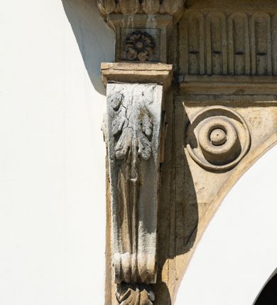 Zdjęcie nr 47: Kościół orientowany, murowany, jednonawowy z węższym prezbiterium zakończonym półkolistą absydą. Przy prezbiterium od północy znajduje się zakrystia, od południa kwadratowa kaplica św. Anny, a przy nawie od południa kruchta. Wnętrze kościoła nakryte jest nowym stropem, natomiast w kaplicy znajduje się sklepienie krzyżowo-żebrowe. Fasada zachodnia ujęta jest na narożnikach skośnymi szkarpami i zwieńczona schodkowym szczytem, podobnie zwieńczona jest kruchta południowa. Portal zachodni kamienny, z belkowaniem wspartym na dwóch liściastych konsolach ponad którymi edikula z płaskorzeźbionym krucyfiksem i klęczącymi postaciami męskimi. Na belkowaniu znajdują się dwa kartusze z herbami: po lewej herb Bończa, a nad nim litery „I” oraz „T”, a na prawo herb Szreniawa i litery „B” i „T”. Portal kruchty południowej jest również kamienny, podobny do zachodniego z inskrypcją: „IN LAVDEM ET GL[ORI]AM DEI O[MN]IP[OTENTIS] HO[NO]RE[M] / B(EATE) M(ARIAE) S(ANCTAE) V(IRGINIS) S(ANCTUS) AEGIDY ET OM(NIUM) SS. FIR. REGNÃTE [TERTIO] SIGISM[UN]DO / REGE POL[ONIAE] Z[?] HEMO[?] EP[ISCOP]O CRAC(OVIENSIS) BERN[AR]DO MACIEIOWSKI / NOVIT[ER] CAR[DINA]LI CRA[COVIENSE] DEI FACTO INTERI[M] PLEBA[N]O R[E]V[EREN]DO SEB(ASTIANO) / NAGRODIO A I SYRADIA PHI[LOSOPHI]AE DOCTORE COLLEG[I]A [MA]IORE / S. T(HEOLOGIAE) PVBLICO PROFES(SORE) PRAEP[OSI]TO S(ANCTA) AN(NAE) CRAC[OVIAE] DECIMARVM / ET FVNDI ECCL(ESIA)E HVIVS P[OST] IVRIS STREPITV(M) RESTITV / TORE ANNO OCTAVO PLEBANAT[U]S SVI. TEMPLVM HO(C) / [ dwa wiersze skute] DE' / NOWO AEDIFICATVM. ET. CONSTRVCTVM. ADIVTORIO / QVORVNDÃ ANNO D[OMINI] MDCIIII MENSE SEPTEMB[RE]”. Od południa świątyni umieszczone są trzy otwory okienne w kształcie stojących prostokątów, zamkniętych łukiem półkolistym, a w prezbiterium dwa małe okrągłe okna. Kościół nakryty jest dwoma dwuspadowymi dachami, nad prezbiterium nieco niższym, nad nawą zwieńczonym wąską i wysoką sygnaturką na dzwon. Wewnątrz świątyni na skrzyżowaniu nawy i prezbiterium umocowana jest drewniana belka tęczowa z ustawionym na niej krucyfiksem i figurami Matki Boskiej i św. Jana Ewangelisty. Chór zachodni drewniany, na planie prostokąta, pośrodku półkoliście zamknięty, wsparty na sześciu filarach, od północnego zachodu z obudowaną boazerią klatką schodową. 