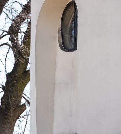 Zdjęcie nr 75: Kościół orientowany, murowany, jednonawowy z węższym prezbiterium zakończonym półkolistą absydą. Przy prezbiterium od północy znajduje się zakrystia, od południa kwadratowa kaplica św. Anny, a przy nawie od południa kruchta. Wnętrze kościoła nakryte jest nowym stropem, natomiast w kaplicy znajduje się sklepienie krzyżowo-żebrowe. Fasada zachodnia ujęta jest na narożnikach skośnymi szkarpami i zwieńczona schodkowym szczytem, podobnie zwieńczona jest kruchta południowa. Portal zachodni kamienny, z belkowaniem wspartym na dwóch liściastych konsolach ponad którymi edikula z płaskorzeźbionym krucyfiksem i klęczącymi postaciami męskimi. Na belkowaniu znajdują się dwa kartusze z herbami: po lewej herb Bończa, a nad nim litery „I” oraz „T”, a na prawo herb Szreniawa i litery „B” i „T”. Portal kruchty południowej jest również kamienny, podobny do zachodniego z inskrypcją: „IN LAVDEM ET GL[ORI]AM DEI O[MN]IP[OTENTIS] HO[NO]RE[M] / B(EATE) M(ARIAE) S(ANCTAE) V(IRGINIS) S(ANCTUS) AEGIDY ET OM(NIUM) SS. FIR. REGNÃTE [TERTIO] SIGISM[UN]DO / REGE POL[ONIAE] Z[?] HEMO[?] EP[ISCOP]O CRAC(OVIENSIS) BERN[AR]DO MACIEIOWSKI / NOVIT[ER] CAR[DINA]LI CRA[COVIENSE] DEI FACTO INTERI[M] PLEBA[N]O R[E]V[EREN]DO SEB(ASTIANO) / NAGRODIO A I SYRADIA PHI[LOSOPHI]AE DOCTORE COLLEG[I]A [MA]IORE / S. T(HEOLOGIAE) PVBLICO PROFES(SORE) PRAEP[OSI]TO S(ANCTA) AN(NAE) CRAC[OVIAE] DECIMARVM / ET FVNDI ECCL(ESIA)E HVIVS P[OST] IVRIS STREPITV(M) RESTITV / TORE ANNO OCTAVO PLEBANAT[U]S SVI. TEMPLVM HO(C) / [ dwa wiersze skute] DE&#039; / NOWO AEDIFICATVM. ET. CONSTRVCTVM. ADIVTORIO / QVORVNDÃ ANNO D[OMINI] MDCIIII MENSE SEPTEMB[RE]”. Od południa świątyni umieszczone są trzy otwory okienne w kształcie stojących prostokątów, zamkniętych łukiem półkolistym, a w prezbiterium dwa małe okrągłe okna. Kościół nakryty jest dwoma dwuspadowymi dachami, nad prezbiterium nieco niższym, nad nawą zwieńczonym wąską i wysoką sygnaturką na dzwon. Wewnątrz świątyni na skrzyżowaniu nawy i prezbiterium umocowana jest drewniana belka tęczowa z ustawionym na niej krucyfiksem i figurami Matki Boskiej i św. Jana Ewangelisty. Chór zachodni drewniany, na planie prostokąta, pośrodku półkoliście zamknięty, wsparty na sześciu filarach, od północnego zachodu z obudowaną boazerią klatką schodową. 