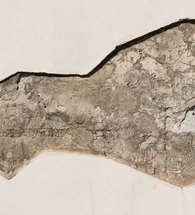 Zdjęcie nr 66: Kościół orientowany, murowany, jednonawowy z węższym prezbiterium zakończonym półkolistą absydą. Przy prezbiterium od północy znajduje się zakrystia, od południa kwadratowa kaplica św. Anny, a przy nawie od południa kruchta. Wnętrze kościoła nakryte jest nowym stropem, natomiast w kaplicy znajduje się sklepienie krzyżowo-żebrowe. Fasada zachodnia ujęta jest na narożnikach skośnymi szkarpami i zwieńczona schodkowym szczytem, podobnie zwieńczona jest kruchta południowa. Portal zachodni kamienny, z belkowaniem wspartym na dwóch liściastych konsolach ponad którymi edikula z płaskorzeźbionym krucyfiksem i klęczącymi postaciami męskimi. Na belkowaniu znajdują się dwa kartusze z herbami: po lewej herb Bończa, a nad nim litery „I” oraz „T”, a na prawo herb Szreniawa i litery „B” i „T”. Portal kruchty południowej jest również kamienny, podobny do zachodniego z inskrypcją: „IN LAVDEM ET GL[ORI]AM DEI O[MN]IP[OTENTIS] HO[NO]RE[M] / B(EATE) M(ARIAE) S(ANCTAE) V(IRGINIS) S(ANCTUS) AEGIDY ET OM(NIUM) SS. FIR. REGNÃTE [TERTIO] SIGISM[UN]DO / REGE POL[ONIAE] Z[?] HEMO[?] EP[ISCOP]O CRAC(OVIENSIS) BERN[AR]DO MACIEIOWSKI / NOVIT[ER] CAR[DINA]LI CRA[COVIENSE] DEI FACTO INTERI[M] PLEBA[N]O R[E]V[EREN]DO SEB(ASTIANO) / NAGRODIO A I SYRADIA PHI[LOSOPHI]AE DOCTORE COLLEG[I]A [MA]IORE / S. T(HEOLOGIAE) PVBLICO PROFES(SORE) PRAEP[OSI]TO S(ANCTA) AN(NAE) CRAC[OVIAE] DECIMARVM / ET FVNDI ECCL(ESIA)E HVIVS P[OST] IVRIS STREPITV(M) RESTITV / TORE ANNO OCTAVO PLEBANAT[U]S SVI. TEMPLVM HO(C) / [ dwa wiersze skute] DE&#039; / NOWO AEDIFICATVM. ET. CONSTRVCTVM. ADIVTORIO / QVORVNDÃ ANNO D[OMINI] MDCIIII MENSE SEPTEMB[RE]”. Od południa świątyni umieszczone są trzy otwory okienne w kształcie stojących prostokątów, zamkniętych łukiem półkolistym, a w prezbiterium dwa małe okrągłe okna. Kościół nakryty jest dwoma dwuspadowymi dachami, nad prezbiterium nieco niższym, nad nawą zwieńczonym wąską i wysoką sygnaturką na dzwon. Wewnątrz świątyni na skrzyżowaniu nawy i prezbiterium umocowana jest drewniana belka tęczowa z ustawionym na niej krucyfiksem i figurami Matki Boskiej i św. Jana Ewangelisty. Chór zachodni drewniany, na planie prostokąta, pośrodku półkoliście zamknięty, wsparty na sześciu filarach, od północnego zachodu z obudowaną boazerią klatką schodową. 