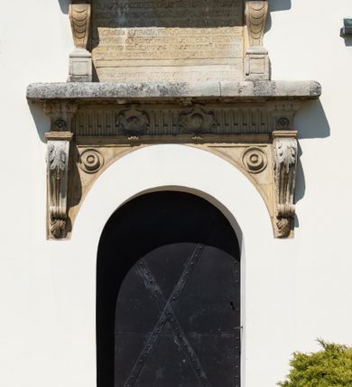 Zdjęcie nr 44: Kościół orientowany, murowany, jednonawowy z węższym prezbiterium zakończonym półkolistą absydą. Przy prezbiterium od północy znajduje się zakrystia, od południa kwadratowa kaplica św. Anny, a przy nawie od południa kruchta. Wnętrze kościoła nakryte jest nowym stropem, natomiast w kaplicy znajduje się sklepienie krzyżowo-żebrowe. Fasada zachodnia ujęta jest na narożnikach skośnymi szkarpami i zwieńczona schodkowym szczytem, podobnie zwieńczona jest kruchta południowa. Portal zachodni kamienny, z belkowaniem wspartym na dwóch liściastych konsolach ponad którymi edikula z płaskorzeźbionym krucyfiksem i klęczącymi postaciami męskimi. Na belkowaniu znajdują się dwa kartusze z herbami: po lewej herb Bończa, a nad nim litery „I” oraz „T”, a na prawo herb Szreniawa i litery „B” i „T”. Portal kruchty południowej jest również kamienny, podobny do zachodniego z inskrypcją: „IN LAVDEM ET GL[ORI]AM DEI O[MN]IP[OTENTIS] HO[NO]RE[M] / B(EATE) M(ARIAE) S(ANCTAE) V(IRGINIS) S(ANCTUS) AEGIDY ET OM(NIUM) SS. FIR. REGNÃTE [TERTIO] SIGISM[UN]DO / REGE POL[ONIAE] Z[?] HEMO[?] EP[ISCOP]O CRAC(OVIENSIS) BERN[AR]DO MACIEIOWSKI / NOVIT[ER] CAR[DINA]LI CRA[COVIENSE] DEI FACTO INTERI[M] PLEBA[N]O R[E]V[EREN]DO SEB(ASTIANO) / NAGRODIO A I SYRADIA PHI[LOSOPHI]AE DOCTORE COLLEG[I]A [MA]IORE / S. T(HEOLOGIAE) PVBLICO PROFES(SORE) PRAEP[OSI]TO S(ANCTA) AN(NAE) CRAC[OVIAE] DECIMARVM / ET FVNDI ECCL(ESIA)E HVIVS P[OST] IVRIS STREPITV(M) RESTITV / TORE ANNO OCTAVO PLEBANAT[U]S SVI. TEMPLVM HO(C) / [ dwa wiersze skute] DE' / NOWO AEDIFICATVM. ET. CONSTRVCTVM. ADIVTORIO / QVORVNDÃ ANNO D[OMINI] MDCIIII MENSE SEPTEMB[RE]”. Od południa świątyni umieszczone są trzy otwory okienne w kształcie stojących prostokątów, zamkniętych łukiem półkolistym, a w prezbiterium dwa małe okrągłe okna. Kościół nakryty jest dwoma dwuspadowymi dachami, nad prezbiterium nieco niższym, nad nawą zwieńczonym wąską i wysoką sygnaturką na dzwon. Wewnątrz świątyni na skrzyżowaniu nawy i prezbiterium umocowana jest drewniana belka tęczowa z ustawionym na niej krucyfiksem i figurami Matki Boskiej i św. Jana Ewangelisty. Chór zachodni drewniany, na planie prostokąta, pośrodku półkoliście zamknięty, wsparty na sześciu filarach, od północnego zachodu z obudowaną boazerią klatką schodową. 