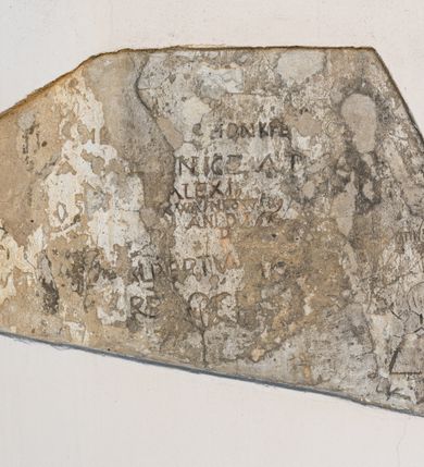 Zdjęcie nr 64: Kościół orientowany, murowany, jednonawowy z węższym prezbiterium zakończonym półkolistą absydą. Przy prezbiterium od północy znajduje się zakrystia, od południa kwadratowa kaplica św. Anny, a przy nawie od południa kruchta. Wnętrze kościoła nakryte jest nowym stropem, natomiast w kaplicy znajduje się sklepienie krzyżowo-żebrowe. Fasada zachodnia ujęta jest na narożnikach skośnymi szkarpami i zwieńczona schodkowym szczytem, podobnie zwieńczona jest kruchta południowa. Portal zachodni kamienny, z belkowaniem wspartym na dwóch liściastych konsolach ponad którymi edikula z płaskorzeźbionym krucyfiksem i klęczącymi postaciami męskimi. Na belkowaniu znajdują się dwa kartusze z herbami: po lewej herb Bończa, a nad nim litery „I” oraz „T”, a na prawo herb Szreniawa i litery „B” i „T”. Portal kruchty południowej jest również kamienny, podobny do zachodniego z inskrypcją: „IN LAVDEM ET GL[ORI]AM DEI O[MN]IP[OTENTIS] HO[NO]RE[M] / B(EATE) M(ARIAE) S(ANCTAE) V(IRGINIS) S(ANCTUS) AEGIDY ET OM(NIUM) SS. FIR. REGNÃTE [TERTIO] SIGISM[UN]DO / REGE POL[ONIAE] Z[?] HEMO[?] EP[ISCOP]O CRAC(OVIENSIS) BERN[AR]DO MACIEIOWSKI / NOVIT[ER] CAR[DINA]LI CRA[COVIENSE] DEI FACTO INTERI[M] PLEBA[N]O R[E]V[EREN]DO SEB(ASTIANO) / NAGRODIO A I SYRADIA PHI[LOSOPHI]AE DOCTORE COLLEG[I]A [MA]IORE / S. T(HEOLOGIAE) PVBLICO PROFES(SORE) PRAEP[OSI]TO S(ANCTA) AN(NAE) CRAC[OVIAE] DECIMARVM / ET FVNDI ECCL(ESIA)E HVIVS P[OST] IVRIS STREPITV(M) RESTITV / TORE ANNO OCTAVO PLEBANAT[U]S SVI. TEMPLVM HO(C) / [ dwa wiersze skute] DE' / NOWO AEDIFICATVM. ET. CONSTRVCTVM. ADIVTORIO / QVORVNDÃ ANNO D[OMINI] MDCIIII MENSE SEPTEMB[RE]”. Od południa świątyni umieszczone są trzy otwory okienne w kształcie stojących prostokątów, zamkniętych łukiem półkolistym, a w prezbiterium dwa małe okrągłe okna. Kościół nakryty jest dwoma dwuspadowymi dachami, nad prezbiterium nieco niższym, nad nawą zwieńczonym wąską i wysoką sygnaturką na dzwon. Wewnątrz świątyni na skrzyżowaniu nawy i prezbiterium umocowana jest drewniana belka tęczowa z ustawionym na niej krucyfiksem i figurami Matki Boskiej i św. Jana Ewangelisty. Chór zachodni drewniany, na planie prostokąta, pośrodku półkoliście zamknięty, wsparty na sześciu filarach, od północnego zachodu z obudowaną boazerią klatką schodową. 