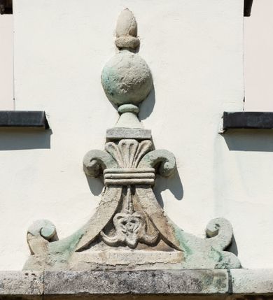 Zdjęcie nr 58: Kościół orientowany, murowany, jednonawowy z węższym prezbiterium zakończonym półkolistą absydą. Przy prezbiterium od północy znajduje się zakrystia, od południa kwadratowa kaplica św. Anny, a przy nawie od południa kruchta. Wnętrze kościoła nakryte jest nowym stropem, natomiast w kaplicy znajduje się sklepienie krzyżowo-żebrowe. Fasada zachodnia ujęta jest na narożnikach skośnymi szkarpami i zwieńczona schodkowym szczytem, podobnie zwieńczona jest kruchta południowa. Portal zachodni kamienny, z belkowaniem wspartym na dwóch liściastych konsolach ponad którymi edikula z płaskorzeźbionym krucyfiksem i klęczącymi postaciami męskimi. Na belkowaniu znajdują się dwa kartusze z herbami: po lewej herb Bończa, a nad nim litery „I” oraz „T”, a na prawo herb Szreniawa i litery „B” i „T”. Portal kruchty południowej jest również kamienny, podobny do zachodniego z inskrypcją: „IN LAVDEM ET GL[ORI]AM DEI O[MN]IP[OTENTIS] HO[NO]RE[M] / B(EATE) M(ARIAE) S(ANCTAE) V(IRGINIS) S(ANCTUS) AEGIDY ET OM(NIUM) SS. FIR. REGNÃTE [TERTIO] SIGISM[UN]DO / REGE POL[ONIAE] Z[?] HEMO[?] EP[ISCOP]O CRAC(OVIENSIS) BERN[AR]DO MACIEIOWSKI / NOVIT[ER] CAR[DINA]LI CRA[COVIENSE] DEI FACTO INTERI[M] PLEBA[N]O R[E]V[EREN]DO SEB(ASTIANO) / NAGRODIO A I SYRADIA PHI[LOSOPHI]AE DOCTORE COLLEG[I]A [MA]IORE / S. T(HEOLOGIAE) PVBLICO PROFES(SORE) PRAEP[OSI]TO S(ANCTA) AN(NAE) CRAC[OVIAE] DECIMARVM / ET FVNDI ECCL(ESIA)E HVIVS P[OST] IVRIS STREPITV(M) RESTITV / TORE ANNO OCTAVO PLEBANAT[U]S SVI. TEMPLVM HO(C) / [ dwa wiersze skute] DE&#039; / NOWO AEDIFICATVM. ET. CONSTRVCTVM. ADIVTORIO / QVORVNDÃ ANNO D[OMINI] MDCIIII MENSE SEPTEMB[RE]”. Od południa świątyni umieszczone są trzy otwory okienne w kształcie stojących prostokątów, zamkniętych łukiem półkolistym, a w prezbiterium dwa małe okrągłe okna. Kościół nakryty jest dwoma dwuspadowymi dachami, nad prezbiterium nieco niższym, nad nawą zwieńczonym wąską i wysoką sygnaturką na dzwon. Wewnątrz świątyni na skrzyżowaniu nawy i prezbiterium umocowana jest drewniana belka tęczowa z ustawionym na niej krucyfiksem i figurami Matki Boskiej i św. Jana Ewangelisty. Chór zachodni drewniany, na planie prostokąta, pośrodku półkoliście zamknięty, wsparty na sześciu filarach, od północnego zachodu z obudowaną boazerią klatką schodową. 