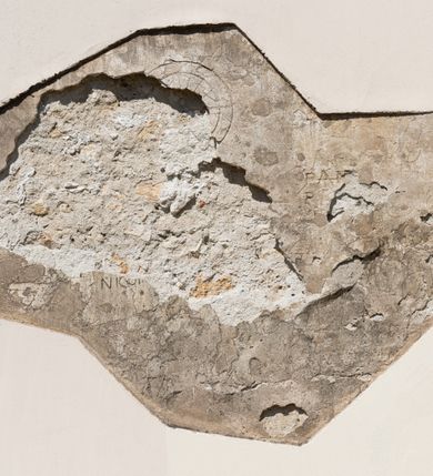 Zdjęcie nr 67: Kościół orientowany, murowany, jednonawowy z węższym prezbiterium zakończonym półkolistą absydą. Przy prezbiterium od północy znajduje się zakrystia, od południa kwadratowa kaplica św. Anny, a przy nawie od południa kruchta. Wnętrze kościoła nakryte jest nowym stropem, natomiast w kaplicy znajduje się sklepienie krzyżowo-żebrowe. Fasada zachodnia ujęta jest na narożnikach skośnymi szkarpami i zwieńczona schodkowym szczytem, podobnie zwieńczona jest kruchta południowa. Portal zachodni kamienny, z belkowaniem wspartym na dwóch liściastych konsolach ponad którymi edikula z płaskorzeźbionym krucyfiksem i klęczącymi postaciami męskimi. Na belkowaniu znajdują się dwa kartusze z herbami: po lewej herb Bończa, a nad nim litery „I” oraz „T”, a na prawo herb Szreniawa i litery „B” i „T”. Portal kruchty południowej jest również kamienny, podobny do zachodniego z inskrypcją: „IN LAVDEM ET GL[ORI]AM DEI O[MN]IP[OTENTIS] HO[NO]RE[M] / B(EATE) M(ARIAE) S(ANCTAE) V(IRGINIS) S(ANCTUS) AEGIDY ET OM(NIUM) SS. FIR. REGNÃTE [TERTIO] SIGISM[UN]DO / REGE POL[ONIAE] Z[?] HEMO[?] EP[ISCOP]O CRAC(OVIENSIS) BERN[AR]DO MACIEIOWSKI / NOVIT[ER] CAR[DINA]LI CRA[COVIENSE] DEI FACTO INTERI[M] PLEBA[N]O R[E]V[EREN]DO SEB(ASTIANO) / NAGRODIO A I SYRADIA PHI[LOSOPHI]AE DOCTORE COLLEG[I]A [MA]IORE / S. T(HEOLOGIAE) PVBLICO PROFES(SORE) PRAEP[OSI]TO S(ANCTA) AN(NAE) CRAC[OVIAE] DECIMARVM / ET FVNDI ECCL(ESIA)E HVIVS P[OST] IVRIS STREPITV(M) RESTITV / TORE ANNO OCTAVO PLEBANAT[U]S SVI. TEMPLVM HO(C) / [ dwa wiersze skute] DE' / NOWO AEDIFICATVM. ET. CONSTRVCTVM. ADIVTORIO / QVORVNDÃ ANNO D[OMINI] MDCIIII MENSE SEPTEMB[RE]”. Od południa świątyni umieszczone są trzy otwory okienne w kształcie stojących prostokątów, zamkniętych łukiem półkolistym, a w prezbiterium dwa małe okrągłe okna. Kościół nakryty jest dwoma dwuspadowymi dachami, nad prezbiterium nieco niższym, nad nawą zwieńczonym wąską i wysoką sygnaturką na dzwon. Wewnątrz świątyni na skrzyżowaniu nawy i prezbiterium umocowana jest drewniana belka tęczowa z ustawionym na niej krucyfiksem i figurami Matki Boskiej i św. Jana Ewangelisty. Chór zachodni drewniany, na planie prostokąta, pośrodku półkoliście zamknięty, wsparty na sześciu filarach, od północnego zachodu z obudowaną boazerią klatką schodową. 