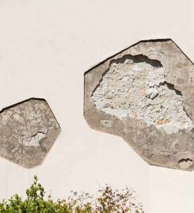 Zdjęcie nr 65: Kościół orientowany, murowany, jednonawowy z węższym prezbiterium zakończonym półkolistą absydą. Przy prezbiterium od północy znajduje się zakrystia, od południa kwadratowa kaplica św. Anny, a przy nawie od południa kruchta. Wnętrze kościoła nakryte jest nowym stropem, natomiast w kaplicy znajduje się sklepienie krzyżowo-żebrowe. Fasada zachodnia ujęta jest na narożnikach skośnymi szkarpami i zwieńczona schodkowym szczytem, podobnie zwieńczona jest kruchta południowa. Portal zachodni kamienny, z belkowaniem wspartym na dwóch liściastych konsolach ponad którymi edikula z płaskorzeźbionym krucyfiksem i klęczącymi postaciami męskimi. Na belkowaniu znajdują się dwa kartusze z herbami: po lewej herb Bończa, a nad nim litery „I” oraz „T”, a na prawo herb Szreniawa i litery „B” i „T”. Portal kruchty południowej jest również kamienny, podobny do zachodniego z inskrypcją: „IN LAVDEM ET GL[ORI]AM DEI O[MN]IP[OTENTIS] HO[NO]RE[M] / B(EATE) M(ARIAE) S(ANCTAE) V(IRGINIS) S(ANCTUS) AEGIDY ET OM(NIUM) SS. FIR. REGNÃTE [TERTIO] SIGISM[UN]DO / REGE POL[ONIAE] Z[?] HEMO[?] EP[ISCOP]O CRAC(OVIENSIS) BERN[AR]DO MACIEIOWSKI / NOVIT[ER] CAR[DINA]LI CRA[COVIENSE] DEI FACTO INTERI[M] PLEBA[N]O R[E]V[EREN]DO SEB(ASTIANO) / NAGRODIO A I SYRADIA PHI[LOSOPHI]AE DOCTORE COLLEG[I]A [MA]IORE / S. T(HEOLOGIAE) PVBLICO PROFES(SORE) PRAEP[OSI]TO S(ANCTA) AN(NAE) CRAC[OVIAE] DECIMARVM / ET FVNDI ECCL(ESIA)E HVIVS P[OST] IVRIS STREPITV(M) RESTITV / TORE ANNO OCTAVO PLEBANAT[U]S SVI. TEMPLVM HO(C) / [ dwa wiersze skute] DE&#039; / NOWO AEDIFICATVM. ET. CONSTRVCTVM. ADIVTORIO / QVORVNDÃ ANNO D[OMINI] MDCIIII MENSE SEPTEMB[RE]”. Od południa świątyni umieszczone są trzy otwory okienne w kształcie stojących prostokątów, zamkniętych łukiem półkolistym, a w prezbiterium dwa małe okrągłe okna. Kościół nakryty jest dwoma dwuspadowymi dachami, nad prezbiterium nieco niższym, nad nawą zwieńczonym wąską i wysoką sygnaturką na dzwon. Wewnątrz świątyni na skrzyżowaniu nawy i prezbiterium umocowana jest drewniana belka tęczowa z ustawionym na niej krucyfiksem i figurami Matki Boskiej i św. Jana Ewangelisty. Chór zachodni drewniany, na planie prostokąta, pośrodku półkoliście zamknięty, wsparty na sześciu filarach, od północnego zachodu z obudowaną boazerią klatką schodową. 