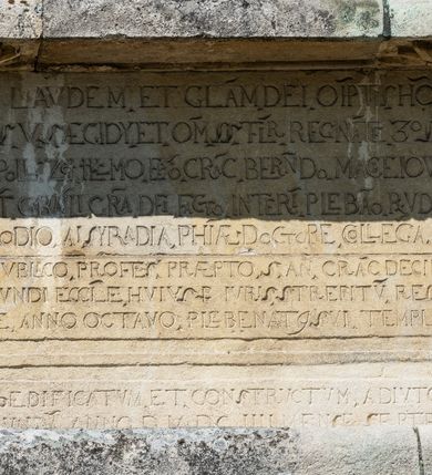 Zdjęcie nr 62: Kościół orientowany, murowany, jednonawowy z węższym prezbiterium zakończonym półkolistą absydą. Przy prezbiterium od północy znajduje się zakrystia, od południa kwadratowa kaplica św. Anny, a przy nawie od południa kruchta. Wnętrze kościoła nakryte jest nowym stropem, natomiast w kaplicy znajduje się sklepienie krzyżowo-żebrowe. Fasada zachodnia ujęta jest na narożnikach skośnymi szkarpami i zwieńczona schodkowym szczytem, podobnie zwieńczona jest kruchta południowa. Portal zachodni kamienny, z belkowaniem wspartym na dwóch liściastych konsolach ponad którymi edikula z płaskorzeźbionym krucyfiksem i klęczącymi postaciami męskimi. Na belkowaniu znajdują się dwa kartusze z herbami: po lewej herb Bończa, a nad nim litery „I” oraz „T”, a na prawo herb Szreniawa i litery „B” i „T”. Portal kruchty południowej jest również kamienny, podobny do zachodniego z inskrypcją: „IN LAVDEM ET GL[ORI]AM DEI O[MN]IP[OTENTIS] HO[NO]RE[M] / B(EATE) M(ARIAE) S(ANCTAE) V(IRGINIS) S(ANCTUS) AEGIDY ET OM(NIUM) SS. FIR. REGNÃTE [TERTIO] SIGISM[UN]DO / REGE POL[ONIAE] Z[?] HEMO[?] EP[ISCOP]O CRAC(OVIENSIS) BERN[AR]DO MACIEIOWSKI / NOVIT[ER] CAR[DINA]LI CRA[COVIENSE] DEI FACTO INTERI[M] PLEBA[N]O R[E]V[EREN]DO SEB(ASTIANO) / NAGRODIO A I SYRADIA PHI[LOSOPHI]AE DOCTORE COLLEG[I]A [MA]IORE / S. T(HEOLOGIAE) PVBLICO PROFES(SORE) PRAEP[OSI]TO S(ANCTA) AN(NAE) CRAC[OVIAE] DECIMARVM / ET FVNDI ECCL(ESIA)E HVIVS P[OST] IVRIS STREPITV(M) RESTITV / TORE ANNO OCTAVO PLEBANAT[U]S SVI. TEMPLVM HO(C) / [ dwa wiersze skute] DE&#039; / NOWO AEDIFICATVM. ET. CONSTRVCTVM. ADIVTORIO / QVORVNDÃ ANNO D[OMINI] MDCIIII MENSE SEPTEMB[RE]”. Od południa świątyni umieszczone są trzy otwory okienne w kształcie stojących prostokątów, zamkniętych łukiem półkolistym, a w prezbiterium dwa małe okrągłe okna. Kościół nakryty jest dwoma dwuspadowymi dachami, nad prezbiterium nieco niższym, nad nawą zwieńczonym wąską i wysoką sygnaturką na dzwon. Wewnątrz świątyni na skrzyżowaniu nawy i prezbiterium umocowana jest drewniana belka tęczowa z ustawionym na niej krucyfiksem i figurami Matki Boskiej i św. Jana Ewangelisty. Chór zachodni drewniany, na planie prostokąta, pośrodku półkoliście zamknięty, wsparty na sześciu filarach, od północnego zachodu z obudowaną boazerią klatką schodową. 