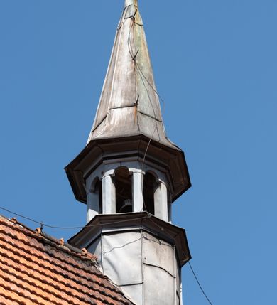 Zdjęcie nr 77: Kościół orientowany, murowany, jednonawowy z węższym prezbiterium zakończonym półkolistą absydą. Przy prezbiterium od północy znajduje się zakrystia, od południa kwadratowa kaplica św. Anny, a przy nawie od południa kruchta. Wnętrze kościoła nakryte jest nowym stropem, natomiast w kaplicy znajduje się sklepienie krzyżowo-żebrowe. Fasada zachodnia ujęta jest na narożnikach skośnymi szkarpami i zwieńczona schodkowym szczytem, podobnie zwieńczona jest kruchta południowa. Portal zachodni kamienny, z belkowaniem wspartym na dwóch liściastych konsolach ponad którymi edikula z płaskorzeźbionym krucyfiksem i klęczącymi postaciami męskimi. Na belkowaniu znajdują się dwa kartusze z herbami: po lewej herb Bończa, a nad nim litery „I” oraz „T”, a na prawo herb Szreniawa i litery „B” i „T”. Portal kruchty południowej jest również kamienny, podobny do zachodniego z inskrypcją: „IN LAVDEM ET GL[ORI]AM DEI O[MN]IP[OTENTIS] HO[NO]RE[M] / B(EATE) M(ARIAE) S(ANCTAE) V(IRGINIS) S(ANCTUS) AEGIDY ET OM(NIUM) SS. FIR. REGNÃTE [TERTIO] SIGISM[UN]DO / REGE POL[ONIAE] Z[?] HEMO[?] EP[ISCOP]O CRAC(OVIENSIS) BERN[AR]DO MACIEIOWSKI / NOVIT[ER] CAR[DINA]LI CRA[COVIENSE] DEI FACTO INTERI[M] PLEBA[N]O R[E]V[EREN]DO SEB(ASTIANO) / NAGRODIO A I SYRADIA PHI[LOSOPHI]AE DOCTORE COLLEG[I]A [MA]IORE / S. T(HEOLOGIAE) PVBLICO PROFES(SORE) PRAEP[OSI]TO S(ANCTA) AN(NAE) CRAC[OVIAE] DECIMARVM / ET FVNDI ECCL(ESIA)E HVIVS P[OST] IVRIS STREPITV(M) RESTITV / TORE ANNO OCTAVO PLEBANAT[U]S SVI. TEMPLVM HO(C) / [ dwa wiersze skute] DE' / NOWO AEDIFICATVM. ET. CONSTRVCTVM. ADIVTORIO / QVORVNDÃ ANNO D[OMINI] MDCIIII MENSE SEPTEMB[RE]”. Od południa świątyni umieszczone są trzy otwory okienne w kształcie stojących prostokątów, zamkniętych łukiem półkolistym, a w prezbiterium dwa małe okrągłe okna. Kościół nakryty jest dwoma dwuspadowymi dachami, nad prezbiterium nieco niższym, nad nawą zwieńczonym wąską i wysoką sygnaturką na dzwon. Wewnątrz świątyni na skrzyżowaniu nawy i prezbiterium umocowana jest drewniana belka tęczowa z ustawionym na niej krucyfiksem i figurami Matki Boskiej i św. Jana Ewangelisty. Chór zachodni drewniany, na planie prostokąta, pośrodku półkoliście zamknięty, wsparty na sześciu filarach, od północnego zachodu z obudowaną boazerią klatką schodową. 