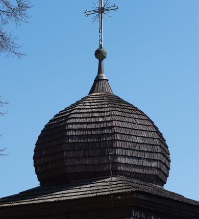 Zdjęcie nr 9: Kościół orientowany, murowany, jednonawowy z węższym prezbiterium zakończonym półkolistą absydą. Przy prezbiterium od północy znajduje się zakrystia, od południa kwadratowa kaplica św. Anny, a przy nawie od południa kruchta. Wnętrze kościoła nakryte jest nowym stropem, natomiast w kaplicy znajduje się sklepienie krzyżowo-żebrowe. Fasada zachodnia ujęta jest na narożnikach skośnymi szkarpami i zwieńczona schodkowym szczytem, podobnie zwieńczona jest kruchta południowa. Portal zachodni kamienny, z belkowaniem wspartym na dwóch liściastych konsolach ponad którymi edikula z płaskorzeźbionym krucyfiksem i klęczącymi postaciami męskimi. Na belkowaniu znajdują się dwa kartusze z herbami: po lewej herb Bończa, a nad nim litery „I” oraz „T”, a na prawo herb Szreniawa i litery „B” i „T”. Portal kruchty południowej jest również kamienny, podobny do zachodniego z inskrypcją: „IN LAVDEM ET GL[ORI]AM DEI O[MN]IP[OTENTIS] HO[NO]RE[M] / B(EATE) M(ARIAE) S(ANCTAE) V(IRGINIS) S(ANCTUS) AEGIDY ET OM(NIUM) SS. FIR. REGNÃTE [TERTIO] SIGISM[UN]DO / REGE POL[ONIAE] Z[?] HEMO[?] EP[ISCOP]O CRAC(OVIENSIS) BERN[AR]DO MACIEIOWSKI / NOVIT[ER] CAR[DINA]LI CRA[COVIENSE] DEI FACTO INTERI[M] PLEBA[N]O R[E]V[EREN]DO SEB(ASTIANO) / NAGRODIO A I SYRADIA PHI[LOSOPHI]AE DOCTORE COLLEG[I]A [MA]IORE / S. T(HEOLOGIAE) PVBLICO PROFES(SORE) PRAEP[OSI]TO S(ANCTA) AN(NAE) CRAC[OVIAE] DECIMARVM / ET FVNDI ECCL(ESIA)E HVIVS P[OST] IVRIS STREPITV(M) RESTITV / TORE ANNO OCTAVO PLEBANAT[U]S SVI. TEMPLVM HO(C) / [ dwa wiersze skute] DE' / NOWO AEDIFICATVM. ET. CONSTRVCTVM. ADIVTORIO / QVORVNDÃ ANNO D[OMINI] MDCIIII MENSE SEPTEMB[RE]”. Od południa świątyni umieszczone są trzy otwory okienne w kształcie stojących prostokątów, zamkniętych łukiem półkolistym, a w prezbiterium dwa małe okrągłe okna. Kościół nakryty jest dwoma dwuspadowymi dachami, nad prezbiterium nieco niższym, nad nawą zwieńczonym wąską i wysoką sygnaturką na dzwon. Wewnątrz świątyni na skrzyżowaniu nawy i prezbiterium umocowana jest drewniana belka tęczowa z ustawionym na niej krucyfiksem i figurami Matki Boskiej i św. Jana Ewangelisty. Chór zachodni drewniany, na planie prostokąta, pośrodku półkoliście zamknięty, wsparty na sześciu filarach, od północnego zachodu z obudowaną boazerią klatką schodową. 