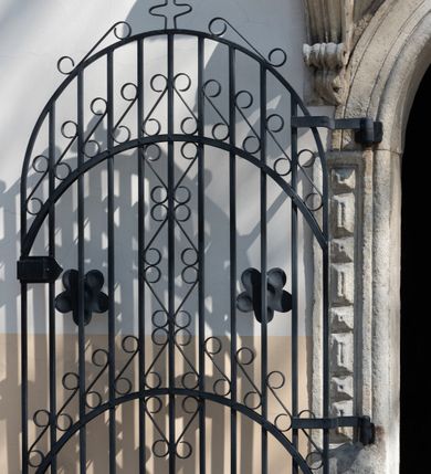 Zdjęcie nr 37: Kościół orientowany, murowany, jednonawowy z węższym prezbiterium zakończonym półkolistą absydą. Przy prezbiterium od północy znajduje się zakrystia, od południa kwadratowa kaplica św. Anny, a przy nawie od południa kruchta. Wnętrze kościoła nakryte jest nowym stropem, natomiast w kaplicy znajduje się sklepienie krzyżowo-żebrowe. Fasada zachodnia ujęta jest na narożnikach skośnymi szkarpami i zwieńczona schodkowym szczytem, podobnie zwieńczona jest kruchta południowa. Portal zachodni kamienny, z belkowaniem wspartym na dwóch liściastych konsolach ponad którymi edikula z płaskorzeźbionym krucyfiksem i klęczącymi postaciami męskimi. Na belkowaniu znajdują się dwa kartusze z herbami: po lewej herb Bończa, a nad nim litery „I” oraz „T”, a na prawo herb Szreniawa i litery „B” i „T”. Portal kruchty południowej jest również kamienny, podobny do zachodniego z inskrypcją: „IN LAVDEM ET GL[ORI]AM DEI O[MN]IP[OTENTIS] HO[NO]RE[M] / B(EATE) M(ARIAE) S(ANCTAE) V(IRGINIS) S(ANCTUS) AEGIDY ET OM(NIUM) SS. FIR. REGNÃTE [TERTIO] SIGISM[UN]DO / REGE POL[ONIAE] Z[?] HEMO[?] EP[ISCOP]O CRAC(OVIENSIS) BERN[AR]DO MACIEIOWSKI / NOVIT[ER] CAR[DINA]LI CRA[COVIENSE] DEI FACTO INTERI[M] PLEBA[N]O R[E]V[EREN]DO SEB(ASTIANO) / NAGRODIO A I SYRADIA PHI[LOSOPHI]AE DOCTORE COLLEG[I]A [MA]IORE / S. T(HEOLOGIAE) PVBLICO PROFES(SORE) PRAEP[OSI]TO S(ANCTA) AN(NAE) CRAC[OVIAE] DECIMARVM / ET FVNDI ECCL(ESIA)E HVIVS P[OST] IVRIS STREPITV(M) RESTITV / TORE ANNO OCTAVO PLEBANAT[U]S SVI. TEMPLVM HO(C) / [ dwa wiersze skute] DE&#039; / NOWO AEDIFICATVM. ET. CONSTRVCTVM. ADIVTORIO / QVORVNDÃ ANNO D[OMINI] MDCIIII MENSE SEPTEMB[RE]”. Od południa świątyni umieszczone są trzy otwory okienne w kształcie stojących prostokątów, zamkniętych łukiem półkolistym, a w prezbiterium dwa małe okrągłe okna. Kościół nakryty jest dwoma dwuspadowymi dachami, nad prezbiterium nieco niższym, nad nawą zwieńczonym wąską i wysoką sygnaturką na dzwon. Wewnątrz świątyni na skrzyżowaniu nawy i prezbiterium umocowana jest drewniana belka tęczowa z ustawionym na niej krucyfiksem i figurami Matki Boskiej i św. Jana Ewangelisty. Chór zachodni drewniany, na planie prostokąta, pośrodku półkoliście zamknięty, wsparty na sześciu filarach, od północnego zachodu z obudowaną boazerią klatką schodową. 