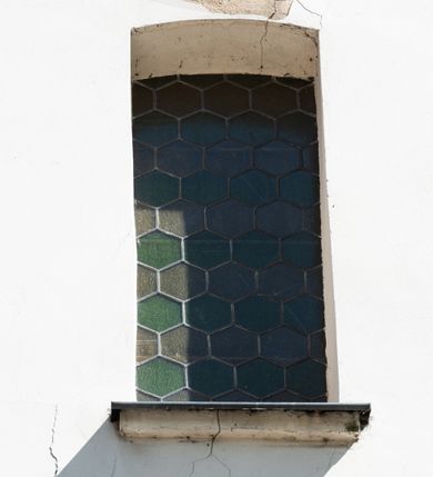 Zdjęcie nr 68: Kościół orientowany, murowany, jednonawowy z węższym prezbiterium zakończonym półkolistą absydą. Przy prezbiterium od północy znajduje się zakrystia, od południa kwadratowa kaplica św. Anny, a przy nawie od południa kruchta. Wnętrze kościoła nakryte jest nowym stropem, natomiast w kaplicy znajduje się sklepienie krzyżowo-żebrowe. Fasada zachodnia ujęta jest na narożnikach skośnymi szkarpami i zwieńczona schodkowym szczytem, podobnie zwieńczona jest kruchta południowa. Portal zachodni kamienny, z belkowaniem wspartym na dwóch liściastych konsolach ponad którymi edikula z płaskorzeźbionym krucyfiksem i klęczącymi postaciami męskimi. Na belkowaniu znajdują się dwa kartusze z herbami: po lewej herb Bończa, a nad nim litery „I” oraz „T”, a na prawo herb Szreniawa i litery „B” i „T”. Portal kruchty południowej jest również kamienny, podobny do zachodniego z inskrypcją: „IN LAVDEM ET GL[ORI]AM DEI O[MN]IP[OTENTIS] HO[NO]RE[M] / B(EATE) M(ARIAE) S(ANCTAE) V(IRGINIS) S(ANCTUS) AEGIDY ET OM(NIUM) SS. FIR. REGNÃTE [TERTIO] SIGISM[UN]DO / REGE POL[ONIAE] Z[?] HEMO[?] EP[ISCOP]O CRAC(OVIENSIS) BERN[AR]DO MACIEIOWSKI / NOVIT[ER] CAR[DINA]LI CRA[COVIENSE] DEI FACTO INTERI[M] PLEBA[N]O R[E]V[EREN]DO SEB(ASTIANO) / NAGRODIO A I SYRADIA PHI[LOSOPHI]AE DOCTORE COLLEG[I]A [MA]IORE / S. T(HEOLOGIAE) PVBLICO PROFES(SORE) PRAEP[OSI]TO S(ANCTA) AN(NAE) CRAC[OVIAE] DECIMARVM / ET FVNDI ECCL(ESIA)E HVIVS P[OST] IVRIS STREPITV(M) RESTITV / TORE ANNO OCTAVO PLEBANAT[U]S SVI. TEMPLVM HO(C) / [ dwa wiersze skute] DE' / NOWO AEDIFICATVM. ET. CONSTRVCTVM. ADIVTORIO / QVORVNDÃ ANNO D[OMINI] MDCIIII MENSE SEPTEMB[RE]”. Od południa świątyni umieszczone są trzy otwory okienne w kształcie stojących prostokątów, zamkniętych łukiem półkolistym, a w prezbiterium dwa małe okrągłe okna. Kościół nakryty jest dwoma dwuspadowymi dachami, nad prezbiterium nieco niższym, nad nawą zwieńczonym wąską i wysoką sygnaturką na dzwon. Wewnątrz świątyni na skrzyżowaniu nawy i prezbiterium umocowana jest drewniana belka tęczowa z ustawionym na niej krucyfiksem i figurami Matki Boskiej i św. Jana Ewangelisty. Chór zachodni drewniany, na planie prostokąta, pośrodku półkoliście zamknięty, wsparty na sześciu filarach, od północnego zachodu z obudowaną boazerią klatką schodową. 