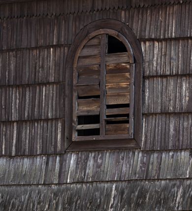 Zdjęcie nr 7: Kościół orientowany, murowany, jednonawowy z węższym prezbiterium zakończonym półkolistą absydą. Przy prezbiterium od północy znajduje się zakrystia, od południa kwadratowa kaplica św. Anny, a przy nawie od południa kruchta. Wnętrze kościoła nakryte jest nowym stropem, natomiast w kaplicy znajduje się sklepienie krzyżowo-żebrowe. Fasada zachodnia ujęta jest na narożnikach skośnymi szkarpami i zwieńczona schodkowym szczytem, podobnie zwieńczona jest kruchta południowa. Portal zachodni kamienny, z belkowaniem wspartym na dwóch liściastych konsolach ponad którymi edikula z płaskorzeźbionym krucyfiksem i klęczącymi postaciami męskimi. Na belkowaniu znajdują się dwa kartusze z herbami: po lewej herb Bończa, a nad nim litery „I” oraz „T”, a na prawo herb Szreniawa i litery „B” i „T”. Portal kruchty południowej jest również kamienny, podobny do zachodniego z inskrypcją: „IN LAVDEM ET GL[ORI]AM DEI O[MN]IP[OTENTIS] HO[NO]RE[M] / B(EATE) M(ARIAE) S(ANCTAE) V(IRGINIS) S(ANCTUS) AEGIDY ET OM(NIUM) SS. FIR. REGNÃTE [TERTIO] SIGISM[UN]DO / REGE POL[ONIAE] Z[?] HEMO[?] EP[ISCOP]O CRAC(OVIENSIS) BERN[AR]DO MACIEIOWSKI / NOVIT[ER] CAR[DINA]LI CRA[COVIENSE] DEI FACTO INTERI[M] PLEBA[N]O R[E]V[EREN]DO SEB(ASTIANO) / NAGRODIO A I SYRADIA PHI[LOSOPHI]AE DOCTORE COLLEG[I]A [MA]IORE / S. T(HEOLOGIAE) PVBLICO PROFES(SORE) PRAEP[OSI]TO S(ANCTA) AN(NAE) CRAC[OVIAE] DECIMARVM / ET FVNDI ECCL(ESIA)E HVIVS P[OST] IVRIS STREPITV(M) RESTITV / TORE ANNO OCTAVO PLEBANAT[U]S SVI. TEMPLVM HO(C) / [ dwa wiersze skute] DE&#039; / NOWO AEDIFICATVM. ET. CONSTRVCTVM. ADIVTORIO / QVORVNDÃ ANNO D[OMINI] MDCIIII MENSE SEPTEMB[RE]”. Od południa świątyni umieszczone są trzy otwory okienne w kształcie stojących prostokątów, zamkniętych łukiem półkolistym, a w prezbiterium dwa małe okrągłe okna. Kościół nakryty jest dwoma dwuspadowymi dachami, nad prezbiterium nieco niższym, nad nawą zwieńczonym wąską i wysoką sygnaturką na dzwon. Wewnątrz świątyni na skrzyżowaniu nawy i prezbiterium umocowana jest drewniana belka tęczowa z ustawionym na niej krucyfiksem i figurami Matki Boskiej i św. Jana Ewangelisty. Chór zachodni drewniany, na planie prostokąta, pośrodku półkoliście zamknięty, wsparty na sześciu filarach, od północnego zachodu z obudowaną boazerią klatką schodową. 