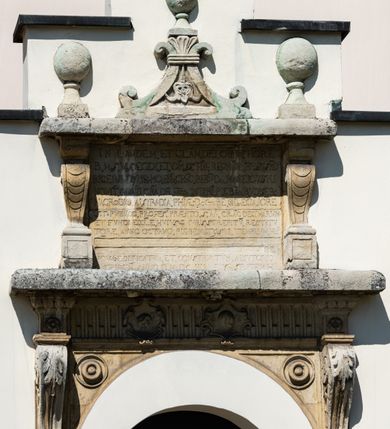 Zdjęcie nr 46: Kościół orientowany, murowany, jednonawowy z węższym prezbiterium zakończonym półkolistą absydą. Przy prezbiterium od północy znajduje się zakrystia, od południa kwadratowa kaplica św. Anny, a przy nawie od południa kruchta. Wnętrze kościoła nakryte jest nowym stropem, natomiast w kaplicy znajduje się sklepienie krzyżowo-żebrowe. Fasada zachodnia ujęta jest na narożnikach skośnymi szkarpami i zwieńczona schodkowym szczytem, podobnie zwieńczona jest kruchta południowa. Portal zachodni kamienny, z belkowaniem wspartym na dwóch liściastych konsolach ponad którymi edikula z płaskorzeźbionym krucyfiksem i klęczącymi postaciami męskimi. Na belkowaniu znajdują się dwa kartusze z herbami: po lewej herb Bończa, a nad nim litery „I” oraz „T”, a na prawo herb Szreniawa i litery „B” i „T”. Portal kruchty południowej jest również kamienny, podobny do zachodniego z inskrypcją: „IN LAVDEM ET GL[ORI]AM DEI O[MN]IP[OTENTIS] HO[NO]RE[M] / B(EATE) M(ARIAE) S(ANCTAE) V(IRGINIS) S(ANCTUS) AEGIDY ET OM(NIUM) SS. FIR. REGNÃTE [TERTIO] SIGISM[UN]DO / REGE POL[ONIAE] Z[?] HEMO[?] EP[ISCOP]O CRAC(OVIENSIS) BERN[AR]DO MACIEIOWSKI / NOVIT[ER] CAR[DINA]LI CRA[COVIENSE] DEI FACTO INTERI[M] PLEBA[N]O R[E]V[EREN]DO SEB(ASTIANO) / NAGRODIO A I SYRADIA PHI[LOSOPHI]AE DOCTORE COLLEG[I]A [MA]IORE / S. T(HEOLOGIAE) PVBLICO PROFES(SORE) PRAEP[OSI]TO S(ANCTA) AN(NAE) CRAC[OVIAE] DECIMARVM / ET FVNDI ECCL(ESIA)E HVIVS P[OST] IVRIS STREPITV(M) RESTITV / TORE ANNO OCTAVO PLEBANAT[U]S SVI. TEMPLVM HO(C) / [ dwa wiersze skute] DE&#039; / NOWO AEDIFICATVM. ET. CONSTRVCTVM. ADIVTORIO / QVORVNDÃ ANNO D[OMINI] MDCIIII MENSE SEPTEMB[RE]”. Od południa świątyni umieszczone są trzy otwory okienne w kształcie stojących prostokątów, zamkniętych łukiem półkolistym, a w prezbiterium dwa małe okrągłe okna. Kościół nakryty jest dwoma dwuspadowymi dachami, nad prezbiterium nieco niższym, nad nawą zwieńczonym wąską i wysoką sygnaturką na dzwon. Wewnątrz świątyni na skrzyżowaniu nawy i prezbiterium umocowana jest drewniana belka tęczowa z ustawionym na niej krucyfiksem i figurami Matki Boskiej i św. Jana Ewangelisty. Chór zachodni drewniany, na planie prostokąta, pośrodku półkoliście zamknięty, wsparty na sześciu filarach, od północnego zachodu z obudowaną boazerią klatką schodową. 