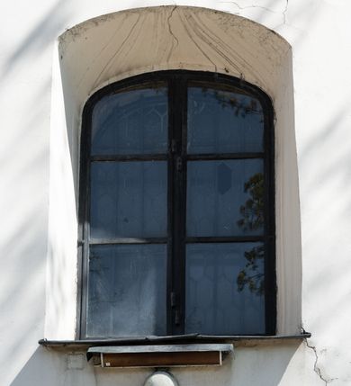 Zdjęcie nr 73: Kościół orientowany, murowany, jednonawowy z węższym prezbiterium zakończonym półkolistą absydą. Przy prezbiterium od północy znajduje się zakrystia, od południa kwadratowa kaplica św. Anny, a przy nawie od południa kruchta. Wnętrze kościoła nakryte jest nowym stropem, natomiast w kaplicy znajduje się sklepienie krzyżowo-żebrowe. Fasada zachodnia ujęta jest na narożnikach skośnymi szkarpami i zwieńczona schodkowym szczytem, podobnie zwieńczona jest kruchta południowa. Portal zachodni kamienny, z belkowaniem wspartym na dwóch liściastych konsolach ponad którymi edikula z płaskorzeźbionym krucyfiksem i klęczącymi postaciami męskimi. Na belkowaniu znajdują się dwa kartusze z herbami: po lewej herb Bończa, a nad nim litery „I” oraz „T”, a na prawo herb Szreniawa i litery „B” i „T”. Portal kruchty południowej jest również kamienny, podobny do zachodniego z inskrypcją: „IN LAVDEM ET GL[ORI]AM DEI O[MN]IP[OTENTIS] HO[NO]RE[M] / B(EATE) M(ARIAE) S(ANCTAE) V(IRGINIS) S(ANCTUS) AEGIDY ET OM(NIUM) SS. FIR. REGNÃTE [TERTIO] SIGISM[UN]DO / REGE POL[ONIAE] Z[?] HEMO[?] EP[ISCOP]O CRAC(OVIENSIS) BERN[AR]DO MACIEIOWSKI / NOVIT[ER] CAR[DINA]LI CRA[COVIENSE] DEI FACTO INTERI[M] PLEBA[N]O R[E]V[EREN]DO SEB(ASTIANO) / NAGRODIO A I SYRADIA PHI[LOSOPHI]AE DOCTORE COLLEG[I]A [MA]IORE / S. T(HEOLOGIAE) PVBLICO PROFES(SORE) PRAEP[OSI]TO S(ANCTA) AN(NAE) CRAC[OVIAE] DECIMARVM / ET FVNDI ECCL(ESIA)E HVIVS P[OST] IVRIS STREPITV(M) RESTITV / TORE ANNO OCTAVO PLEBANAT[U]S SVI. TEMPLVM HO(C) / [ dwa wiersze skute] DE&#039; / NOWO AEDIFICATVM. ET. CONSTRVCTVM. ADIVTORIO / QVORVNDÃ ANNO D[OMINI] MDCIIII MENSE SEPTEMB[RE]”. Od południa świątyni umieszczone są trzy otwory okienne w kształcie stojących prostokątów, zamkniętych łukiem półkolistym, a w prezbiterium dwa małe okrągłe okna. Kościół nakryty jest dwoma dwuspadowymi dachami, nad prezbiterium nieco niższym, nad nawą zwieńczonym wąską i wysoką sygnaturką na dzwon. Wewnątrz świątyni na skrzyżowaniu nawy i prezbiterium umocowana jest drewniana belka tęczowa z ustawionym na niej krucyfiksem i figurami Matki Boskiej i św. Jana Ewangelisty. Chór zachodni drewniany, na planie prostokąta, pośrodku półkoliście zamknięty, wsparty na sześciu filarach, od północnego zachodu z obudowaną boazerią klatką schodową. 