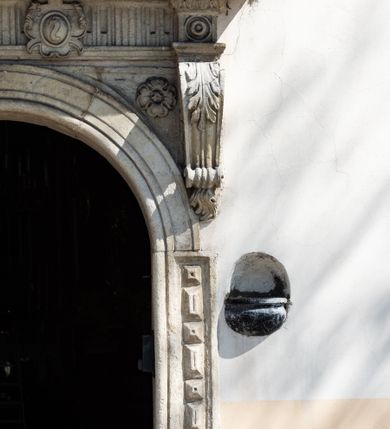 Zdjęcie nr 36: Kościół orientowany, murowany, jednonawowy z węższym prezbiterium zakończonym półkolistą absydą. Przy prezbiterium od północy znajduje się zakrystia, od południa kwadratowa kaplica św. Anny, a przy nawie od południa kruchta. Wnętrze kościoła nakryte jest nowym stropem, natomiast w kaplicy znajduje się sklepienie krzyżowo-żebrowe. Fasada zachodnia ujęta jest na narożnikach skośnymi szkarpami i zwieńczona schodkowym szczytem, podobnie zwieńczona jest kruchta południowa. Portal zachodni kamienny, z belkowaniem wspartym na dwóch liściastych konsolach ponad którymi edikula z płaskorzeźbionym krucyfiksem i klęczącymi postaciami męskimi. Na belkowaniu znajdują się dwa kartusze z herbami: po lewej herb Bończa, a nad nim litery „I” oraz „T”, a na prawo herb Szreniawa i litery „B” i „T”. Portal kruchty południowej jest również kamienny, podobny do zachodniego z inskrypcją: „IN LAVDEM ET GL[ORI]AM DEI O[MN]IP[OTENTIS] HO[NO]RE[M] / B(EATE) M(ARIAE) S(ANCTAE) V(IRGINIS) S(ANCTUS) AEGIDY ET OM(NIUM) SS. FIR. REGNÃTE [TERTIO] SIGISM[UN]DO / REGE POL[ONIAE] Z[?] HEMO[?] EP[ISCOP]O CRAC(OVIENSIS) BERN[AR]DO MACIEIOWSKI / NOVIT[ER] CAR[DINA]LI CRA[COVIENSE] DEI FACTO INTERI[M] PLEBA[N]O R[E]V[EREN]DO SEB(ASTIANO) / NAGRODIO A I SYRADIA PHI[LOSOPHI]AE DOCTORE COLLEG[I]A [MA]IORE / S. T(HEOLOGIAE) PVBLICO PROFES(SORE) PRAEP[OSI]TO S(ANCTA) AN(NAE) CRAC[OVIAE] DECIMARVM / ET FVNDI ECCL(ESIA)E HVIVS P[OST] IVRIS STREPITV(M) RESTITV / TORE ANNO OCTAVO PLEBANAT[U]S SVI. TEMPLVM HO(C) / [ dwa wiersze skute] DE' / NOWO AEDIFICATVM. ET. CONSTRVCTVM. ADIVTORIO / QVORVNDÃ ANNO D[OMINI] MDCIIII MENSE SEPTEMB[RE]”. Od południa świątyni umieszczone są trzy otwory okienne w kształcie stojących prostokątów, zamkniętych łukiem półkolistym, a w prezbiterium dwa małe okrągłe okna. Kościół nakryty jest dwoma dwuspadowymi dachami, nad prezbiterium nieco niższym, nad nawą zwieńczonym wąską i wysoką sygnaturką na dzwon. Wewnątrz świątyni na skrzyżowaniu nawy i prezbiterium umocowana jest drewniana belka tęczowa z ustawionym na niej krucyfiksem i figurami Matki Boskiej i św. Jana Ewangelisty. Chór zachodni drewniany, na planie prostokąta, pośrodku półkoliście zamknięty, wsparty na sześciu filarach, od północnego zachodu z obudowaną boazerią klatką schodową. 