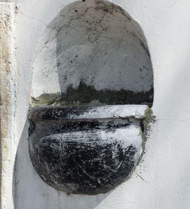 Zdjęcie nr 76: Kościół orientowany, murowany, jednonawowy z węższym prezbiterium zakończonym półkolistą absydą. Przy prezbiterium od północy znajduje się zakrystia, od południa kwadratowa kaplica św. Anny, a przy nawie od południa kruchta. Wnętrze kościoła nakryte jest nowym stropem, natomiast w kaplicy znajduje się sklepienie krzyżowo-żebrowe. Fasada zachodnia ujęta jest na narożnikach skośnymi szkarpami i zwieńczona schodkowym szczytem, podobnie zwieńczona jest kruchta południowa. Portal zachodni kamienny, z belkowaniem wspartym na dwóch liściastych konsolach ponad którymi edikula z płaskorzeźbionym krucyfiksem i klęczącymi postaciami męskimi. Na belkowaniu znajdują się dwa kartusze z herbami: po lewej herb Bończa, a nad nim litery „I” oraz „T”, a na prawo herb Szreniawa i litery „B” i „T”. Portal kruchty południowej jest również kamienny, podobny do zachodniego z inskrypcją: „IN LAVDEM ET GL[ORI]AM DEI O[MN]IP[OTENTIS] HO[NO]RE[M] / B(EATE) M(ARIAE) S(ANCTAE) V(IRGINIS) S(ANCTUS) AEGIDY ET OM(NIUM) SS. FIR. REGNÃTE [TERTIO] SIGISM[UN]DO / REGE POL[ONIAE] Z[?] HEMO[?] EP[ISCOP]O CRAC(OVIENSIS) BERN[AR]DO MACIEIOWSKI / NOVIT[ER] CAR[DINA]LI CRA[COVIENSE] DEI FACTO INTERI[M] PLEBA[N]O R[E]V[EREN]DO SEB(ASTIANO) / NAGRODIO A I SYRADIA PHI[LOSOPHI]AE DOCTORE COLLEG[I]A [MA]IORE / S. T(HEOLOGIAE) PVBLICO PROFES(SORE) PRAEP[OSI]TO S(ANCTA) AN(NAE) CRAC[OVIAE] DECIMARVM / ET FVNDI ECCL(ESIA)E HVIVS P[OST] IVRIS STREPITV(M) RESTITV / TORE ANNO OCTAVO PLEBANAT[U]S SVI. TEMPLVM HO(C) / [ dwa wiersze skute] DE&#039; / NOWO AEDIFICATVM. ET. CONSTRVCTVM. ADIVTORIO / QVORVNDÃ ANNO D[OMINI] MDCIIII MENSE SEPTEMB[RE]”. Od południa świątyni umieszczone są trzy otwory okienne w kształcie stojących prostokątów, zamkniętych łukiem półkolistym, a w prezbiterium dwa małe okrągłe okna. Kościół nakryty jest dwoma dwuspadowymi dachami, nad prezbiterium nieco niższym, nad nawą zwieńczonym wąską i wysoką sygnaturką na dzwon. Wewnątrz świątyni na skrzyżowaniu nawy i prezbiterium umocowana jest drewniana belka tęczowa z ustawionym na niej krucyfiksem i figurami Matki Boskiej i św. Jana Ewangelisty. Chór zachodni drewniany, na planie prostokąta, pośrodku półkoliście zamknięty, wsparty na sześciu filarach, od północnego zachodu z obudowaną boazerią klatką schodową. 