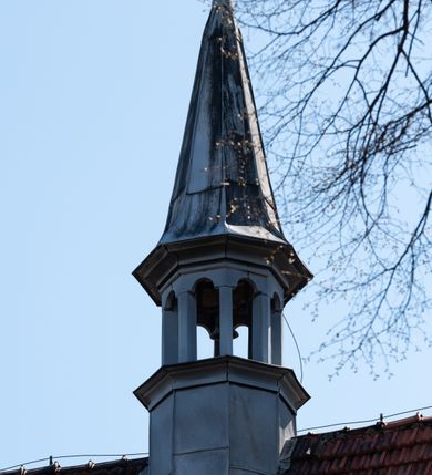 Zdjęcie nr 78: Kościół orientowany, murowany, jednonawowy z węższym prezbiterium zakończonym półkolistą absydą. Przy prezbiterium od północy znajduje się zakrystia, od południa kwadratowa kaplica św. Anny, a przy nawie od południa kruchta. Wnętrze kościoła nakryte jest nowym stropem, natomiast w kaplicy znajduje się sklepienie krzyżowo-żebrowe. Fasada zachodnia ujęta jest na narożnikach skośnymi szkarpami i zwieńczona schodkowym szczytem, podobnie zwieńczona jest kruchta południowa. Portal zachodni kamienny, z belkowaniem wspartym na dwóch liściastych konsolach ponad którymi edikula z płaskorzeźbionym krucyfiksem i klęczącymi postaciami męskimi. Na belkowaniu znajdują się dwa kartusze z herbami: po lewej herb Bończa, a nad nim litery „I” oraz „T”, a na prawo herb Szreniawa i litery „B” i „T”. Portal kruchty południowej jest również kamienny, podobny do zachodniego z inskrypcją: „IN LAVDEM ET GL[ORI]AM DEI O[MN]IP[OTENTIS] HO[NO]RE[M] / B(EATE) M(ARIAE) S(ANCTAE) V(IRGINIS) S(ANCTUS) AEGIDY ET OM(NIUM) SS. FIR. REGNÃTE [TERTIO] SIGISM[UN]DO / REGE POL[ONIAE] Z[?] HEMO[?] EP[ISCOP]O CRAC(OVIENSIS) BERN[AR]DO MACIEIOWSKI / NOVIT[ER] CAR[DINA]LI CRA[COVIENSE] DEI FACTO INTERI[M] PLEBA[N]O R[E]V[EREN]DO SEB(ASTIANO) / NAGRODIO A I SYRADIA PHI[LOSOPHI]AE DOCTORE COLLEG[I]A [MA]IORE / S. T(HEOLOGIAE) PVBLICO PROFES(SORE) PRAEP[OSI]TO S(ANCTA) AN(NAE) CRAC[OVIAE] DECIMARVM / ET FVNDI ECCL(ESIA)E HVIVS P[OST] IVRIS STREPITV(M) RESTITV / TORE ANNO OCTAVO PLEBANAT[U]S SVI. TEMPLVM HO(C) / [ dwa wiersze skute] DE&#039; / NOWO AEDIFICATVM. ET. CONSTRVCTVM. ADIVTORIO / QVORVNDÃ ANNO D[OMINI] MDCIIII MENSE SEPTEMB[RE]”. Od południa świątyni umieszczone są trzy otwory okienne w kształcie stojących prostokątów, zamkniętych łukiem półkolistym, a w prezbiterium dwa małe okrągłe okna. Kościół nakryty jest dwoma dwuspadowymi dachami, nad prezbiterium nieco niższym, nad nawą zwieńczonym wąską i wysoką sygnaturką na dzwon. Wewnątrz świątyni na skrzyżowaniu nawy i prezbiterium umocowana jest drewniana belka tęczowa z ustawionym na niej krucyfiksem i figurami Matki Boskiej i św. Jana Ewangelisty. Chór zachodni drewniany, na planie prostokąta, pośrodku półkoliście zamknięty, wsparty na sześciu filarach, od północnego zachodu z obudowaną boazerią klatką schodową. 