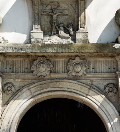 Zdjęcie nr 35: Kościół orientowany, murowany, jednonawowy z węższym prezbiterium zakończonym półkolistą absydą. Przy prezbiterium od północy znajduje się zakrystia, od południa kwadratowa kaplica św. Anny, a przy nawie od południa kruchta. Wnętrze kościoła nakryte jest nowym stropem, natomiast w kaplicy znajduje się sklepienie krzyżowo-żebrowe. Fasada zachodnia ujęta jest na narożnikach skośnymi szkarpami i zwieńczona schodkowym szczytem, podobnie zwieńczona jest kruchta południowa. Portal zachodni kamienny, z belkowaniem wspartym na dwóch liściastych konsolach ponad którymi edikula z płaskorzeźbionym krucyfiksem i klęczącymi postaciami męskimi. Na belkowaniu znajdują się dwa kartusze z herbami: po lewej herb Bończa, a nad nim litery „I” oraz „T”, a na prawo herb Szreniawa i litery „B” i „T”. Portal kruchty południowej jest również kamienny, podobny do zachodniego z inskrypcją: „IN LAVDEM ET GL[ORI]AM DEI O[MN]IP[OTENTIS] HO[NO]RE[M] / B(EATE) M(ARIAE) S(ANCTAE) V(IRGINIS) S(ANCTUS) AEGIDY ET OM(NIUM) SS. FIR. REGNÃTE [TERTIO] SIGISM[UN]DO / REGE POL[ONIAE] Z[?] HEMO[?] EP[ISCOP]O CRAC(OVIENSIS) BERN[AR]DO MACIEIOWSKI / NOVIT[ER] CAR[DINA]LI CRA[COVIENSE] DEI FACTO INTERI[M] PLEBA[N]O R[E]V[EREN]DO SEB(ASTIANO) / NAGRODIO A I SYRADIA PHI[LOSOPHI]AE DOCTORE COLLEG[I]A [MA]IORE / S. T(HEOLOGIAE) PVBLICO PROFES(SORE) PRAEP[OSI]TO S(ANCTA) AN(NAE) CRAC[OVIAE] DECIMARVM / ET FVNDI ECCL(ESIA)E HVIVS P[OST] IVRIS STREPITV(M) RESTITV / TORE ANNO OCTAVO PLEBANAT[U]S SVI. TEMPLVM HO(C) / [ dwa wiersze skute] DE&#039; / NOWO AEDIFICATVM. ET. CONSTRVCTVM. ADIVTORIO / QVORVNDÃ ANNO D[OMINI] MDCIIII MENSE SEPTEMB[RE]”. Od południa świątyni umieszczone są trzy otwory okienne w kształcie stojących prostokątów, zamkniętych łukiem półkolistym, a w prezbiterium dwa małe okrągłe okna. Kościół nakryty jest dwoma dwuspadowymi dachami, nad prezbiterium nieco niższym, nad nawą zwieńczonym wąską i wysoką sygnaturką na dzwon. Wewnątrz świątyni na skrzyżowaniu nawy i prezbiterium umocowana jest drewniana belka tęczowa z ustawionym na niej krucyfiksem i figurami Matki Boskiej i św. Jana Ewangelisty. Chór zachodni drewniany, na planie prostokąta, pośrodku półkoliście zamknięty, wsparty na sześciu filarach, od północnego zachodu z obudowaną boazerią klatką schodową. 