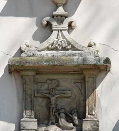 Zdjęcie nr 38: Kościół orientowany, murowany, jednonawowy z węższym prezbiterium zakończonym półkolistą absydą. Przy prezbiterium od północy znajduje się zakrystia, od południa kwadratowa kaplica św. Anny, a przy nawie od południa kruchta. Wnętrze kościoła nakryte jest nowym stropem, natomiast w kaplicy znajduje się sklepienie krzyżowo-żebrowe. Fasada zachodnia ujęta jest na narożnikach skośnymi szkarpami i zwieńczona schodkowym szczytem, podobnie zwieńczona jest kruchta południowa. Portal zachodni kamienny, z belkowaniem wspartym na dwóch liściastych konsolach ponad którymi edikula z płaskorzeźbionym krucyfiksem i klęczącymi postaciami męskimi. Na belkowaniu znajdują się dwa kartusze z herbami: po lewej herb Bończa, a nad nim litery „I” oraz „T”, a na prawo herb Szreniawa i litery „B” i „T”. Portal kruchty południowej jest również kamienny, podobny do zachodniego z inskrypcją: „IN LAVDEM ET GL[ORI]AM DEI O[MN]IP[OTENTIS] HO[NO]RE[M] / B(EATE) M(ARIAE) S(ANCTAE) V(IRGINIS) S(ANCTUS) AEGIDY ET OM(NIUM) SS. FIR. REGNÃTE [TERTIO] SIGISM[UN]DO / REGE POL[ONIAE] Z[?] HEMO[?] EP[ISCOP]O CRAC(OVIENSIS) BERN[AR]DO MACIEIOWSKI / NOVIT[ER] CAR[DINA]LI CRA[COVIENSE] DEI FACTO INTERI[M] PLEBA[N]O R[E]V[EREN]DO SEB(ASTIANO) / NAGRODIO A I SYRADIA PHI[LOSOPHI]AE DOCTORE COLLEG[I]A [MA]IORE / S. T(HEOLOGIAE) PVBLICO PROFES(SORE) PRAEP[OSI]TO S(ANCTA) AN(NAE) CRAC[OVIAE] DECIMARVM / ET FVNDI ECCL(ESIA)E HVIVS P[OST] IVRIS STREPITV(M) RESTITV / TORE ANNO OCTAVO PLEBANAT[U]S SVI. TEMPLVM HO(C) / [ dwa wiersze skute] DE&#039; / NOWO AEDIFICATVM. ET. CONSTRVCTVM. ADIVTORIO / QVORVNDÃ ANNO D[OMINI] MDCIIII MENSE SEPTEMB[RE]”. Od południa świątyni umieszczone są trzy otwory okienne w kształcie stojących prostokątów, zamkniętych łukiem półkolistym, a w prezbiterium dwa małe okrągłe okna. Kościół nakryty jest dwoma dwuspadowymi dachami, nad prezbiterium nieco niższym, nad nawą zwieńczonym wąską i wysoką sygnaturką na dzwon. Wewnątrz świątyni na skrzyżowaniu nawy i prezbiterium umocowana jest drewniana belka tęczowa z ustawionym na niej krucyfiksem i figurami Matki Boskiej i św. Jana Ewangelisty. Chór zachodni drewniany, na planie prostokąta, pośrodku półkoliście zamknięty, wsparty na sześciu filarach, od północnego zachodu z obudowaną boazerią klatką schodową. 