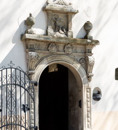 Zdjęcie nr 34: Kościół orientowany, murowany, jednonawowy z węższym prezbiterium zakończonym półkolistą absydą. Przy prezbiterium od północy znajduje się zakrystia, od południa kwadratowa kaplica św. Anny, a przy nawie od południa kruchta. Wnętrze kościoła nakryte jest nowym stropem, natomiast w kaplicy znajduje się sklepienie krzyżowo-żebrowe. Fasada zachodnia ujęta jest na narożnikach skośnymi szkarpami i zwieńczona schodkowym szczytem, podobnie zwieńczona jest kruchta południowa. Portal zachodni kamienny, z belkowaniem wspartym na dwóch liściastych konsolach ponad którymi edikula z płaskorzeźbionym krucyfiksem i klęczącymi postaciami męskimi. Na belkowaniu znajdują się dwa kartusze z herbami: po lewej herb Bończa, a nad nim litery „I” oraz „T”, a na prawo herb Szreniawa i litery „B” i „T”. Portal kruchty południowej jest również kamienny, podobny do zachodniego z inskrypcją: „IN LAVDEM ET GL[ORI]AM DEI O[MN]IP[OTENTIS] HO[NO]RE[M] / B(EATE) M(ARIAE) S(ANCTAE) V(IRGINIS) S(ANCTUS) AEGIDY ET OM(NIUM) SS. FIR. REGNÃTE [TERTIO] SIGISM[UN]DO / REGE POL[ONIAE] Z[?] HEMO[?] EP[ISCOP]O CRAC(OVIENSIS) BERN[AR]DO MACIEIOWSKI / NOVIT[ER] CAR[DINA]LI CRA[COVIENSE] DEI FACTO INTERI[M] PLEBA[N]O R[E]V[EREN]DO SEB(ASTIANO) / NAGRODIO A I SYRADIA PHI[LOSOPHI]AE DOCTORE COLLEG[I]A [MA]IORE / S. T(HEOLOGIAE) PVBLICO PROFES(SORE) PRAEP[OSI]TO S(ANCTA) AN(NAE) CRAC[OVIAE] DECIMARVM / ET FVNDI ECCL(ESIA)E HVIVS P[OST] IVRIS STREPITV(M) RESTITV / TORE ANNO OCTAVO PLEBANAT[U]S SVI. TEMPLVM HO(C) / [ dwa wiersze skute] DE' / NOWO AEDIFICATVM. ET. CONSTRVCTVM. ADIVTORIO / QVORVNDÃ ANNO D[OMINI] MDCIIII MENSE SEPTEMB[RE]”. Od południa świątyni umieszczone są trzy otwory okienne w kształcie stojących prostokątów, zamkniętych łukiem półkolistym, a w prezbiterium dwa małe okrągłe okna. Kościół nakryty jest dwoma dwuspadowymi dachami, nad prezbiterium nieco niższym, nad nawą zwieńczonym wąską i wysoką sygnaturką na dzwon. Wewnątrz świątyni na skrzyżowaniu nawy i prezbiterium umocowana jest drewniana belka tęczowa z ustawionym na niej krucyfiksem i figurami Matki Boskiej i św. Jana Ewangelisty. Chór zachodni drewniany, na planie prostokąta, pośrodku półkoliście zamknięty, wsparty na sześciu filarach, od północnego zachodu z obudowaną boazerią klatką schodową. 