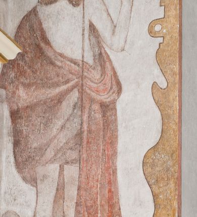 Zdjęcie nr 4: Polichromia ścienna pokrywa całą powierzchnię kaplicy, podczas prac konserwatorskich została odsłonięta powyżej jednej piątej wysokości ściany. Na łuku arkady prowadzącej do kaplicy umieszczono arma Christi. Od dołu, po lewej stronie wejścia: skrzyżowane panoplia (miecz i chorągiew) z podwiązanym na czerwonej wstędze z kokardami popiersiem mężczyzny (św. Pawła?), powyżej piejący kogut. Następnie skrzyżowane topór i włócznia, połączone taką samą wstęgą z kolejnymi arma Christi: skrzyżowanymi drabiną i gąbką z octem na długim drzewcu. Dalej ukazana została kolumna biczowania na tle dwu skrzyżowanych biczy. Powyżej, na środku łuku arkady widnieje chusta św. Weroniki z twarzą Chrystusa. Za nią dzban z misą i ręcznikiem. Kolejne symbole połączone są czerwoną wstęgą z kokardkami. Są to kolejno od góry: suknia i kości do gry, młotek i obcęgi, kije oraz głowa Judasza, u którego szyi zawieszona jest sakiewka z pieniędzmi. 

Ściana wschodnia kaplicy: ołtarz św. Anny flankuje zawieszona czerwona kotara u góry podtrzymywana po bokach przez dwa anioły i opadająca długimi zwisami, aż do dołu. Powyżej w kwaterze obwiedzionej czerwoną linią znajdują się postacie dwóch świętych: po lewej św. Dominika z pastorałem i kadzielnicą w dłoniach oraz psem u stóp, natomiast po prawej św. Jacka z księgą w lewej dłoni i monstrancją w prawej. Postacie opisane są napisami „S(ANCTUS) DOMINICVS” i „S(ANCTUS) HIACINTHVS”.

Ściana południowa kaplicy podzielona jest na trzy strefy. W pierwszej od dołu w ramie w kształcie leżącego prostokąta umieszony jest zacheuszek na czerwonym tle flankowany białą, podwieszoną kotarą. W strefie drugiej po lewej stronie ukazany jest św. Jan Chrzciciel ubrany w czerwony płaszcz, u góry opisany: „S(ANCTUS) IOANNES BAPTISTA”, natomiast po prawej św. Idzi z łanią i strzałą w prawej dłoni. Nad nim umieszczony jest napis „S(ANCTUS) AEGIDVS”. Portal okienny ozdabia ornament kartuszowo-zawijany z elementami okuć. W trzeciej strefie widoczne są obłoki, a pozostała część sceny jest niewidoczna.

Ściana zachodnia została podzielona na dwie strefy. W dolnej umieszony jest zacheuszek na czerwonym tle, flankowany białą kotarą, podwieszoną w narożach. W górnej strefie, po lewej stronie widoczny jest nagi mężczyzna z rękami wzniesionymi do góry w błagalnym geście, otoczony przez dzikie zwierzęta. Po prawej stronie w półkolistej wnęce w kształcie stojącego prostokąta namalowany został pelikan z młodymi, a pod wnęką uskrzydlona główka aniołka. W zwieńczeniu anioł trzymający wieniec chwały w rękach.

Sklepienie: pola pomiędzy żebrami (wysklepki) ozdobione są czterema medalionami w kartuszowych obramieniach o okuciowych motywach, w których umieszczone są popiersia ewangelistów. Od wschodu: św. Łukasz, od południa: św. Marek, od zachodu: św. Jan, od północy: św. Mateusz. Przestrzeń pomiędzy wizerunkami wypełniają pojedyncze motywy rozsiane po całej powierzchni sklepienia: pojedyncze owoce, pajączki, nietoperz i inne.