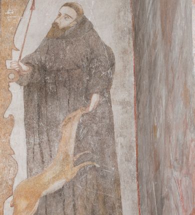 Zdjęcie nr 5: Polichromia ścienna pokrywa całą powierzchnię kaplicy, podczas prac konserwatorskich została odsłonięta powyżej jednej piątej wysokości ściany. Na łuku arkady prowadzącej do kaplicy umieszczono arma Christi. Od dołu, po lewej stronie wejścia: skrzyżowane panoplia (miecz i chorągiew) z podwiązanym na czerwonej wstędze z kokardami popiersiem mężczyzny (św. Pawła?), powyżej piejący kogut. Następnie skrzyżowane topór i włócznia, połączone taką samą wstęgą z kolejnymi arma Christi: skrzyżowanymi drabiną i gąbką z octem na długim drzewcu. Dalej ukazana została kolumna biczowania na tle dwu skrzyżowanych biczy. Powyżej, na środku łuku arkady widnieje chusta św. Weroniki z twarzą Chrystusa. Za nią dzban z misą i ręcznikiem. Kolejne symbole połączone są czerwoną wstęgą z kokardkami. Są to kolejno od góry: suknia i kości do gry, młotek i obcęgi, kije oraz głowa Judasza, u którego szyi zawieszona jest sakiewka z pieniędzmi. 

Ściana wschodnia kaplicy: ołtarz św. Anny flankuje zawieszona czerwona kotara u góry podtrzymywana po bokach przez dwa anioły i opadająca długimi zwisami, aż do dołu. Powyżej w kwaterze obwiedzionej czerwoną linią znajdują się postacie dwóch świętych: po lewej św. Dominika z pastorałem i kadzielnicą w dłoniach oraz psem u stóp, natomiast po prawej św. Jacka z księgą w lewej dłoni i monstrancją w prawej. Postacie opisane są napisami „S(ANCTUS) DOMINICVS” i „S(ANCTUS) HIACINTHVS”.

Ściana południowa kaplicy podzielona jest na trzy strefy. W pierwszej od dołu w ramie w kształcie leżącego prostokąta umieszony jest zacheuszek na czerwonym tle flankowany białą, podwieszoną kotarą. W strefie drugiej po lewej stronie ukazany jest św. Jan Chrzciciel ubrany w czerwony płaszcz, u góry opisany: „S(ANCTUS) IOANNES BAPTISTA”, natomiast po prawej św. Idzi z łanią i strzałą w prawej dłoni. Nad nim umieszczony jest napis „S(ANCTUS) AEGIDVS”. Portal okienny ozdabia ornament kartuszowo-zawijany z elementami okuć. W trzeciej strefie widoczne są obłoki, a pozostała część sceny jest niewidoczna.

Ściana zachodnia została podzielona na dwie strefy. W dolnej umieszony jest zacheuszek na czerwonym tle, flankowany białą kotarą, podwieszoną w narożach. W górnej strefie, po lewej stronie widoczny jest nagi mężczyzna z rękami wzniesionymi do góry w błagalnym geście, otoczony przez dzikie zwierzęta. Po prawej stronie w półkolistej wnęce w kształcie stojącego prostokąta namalowany został pelikan z młodymi, a pod wnęką uskrzydlona główka aniołka. W zwieńczeniu anioł trzymający wieniec chwały w rękach.

Sklepienie: pola pomiędzy żebrami (wysklepki) ozdobione są czterema medalionami w kartuszowych obramieniach o okuciowych motywach, w których umieszczone są popiersia ewangelistów. Od wschodu: św. Łukasz, od południa: św. Marek, od zachodu: św. Jan, od północy: św. Mateusz. Przestrzeń pomiędzy wizerunkami wypełniają pojedyncze motywy rozsiane po całej powierzchni sklepienia: pojedyncze owoce, pajączki, nietoperz i inne.