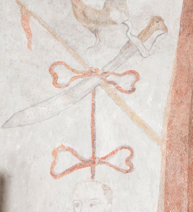 Zdjęcie nr 12: Polichromia ścienna pokrywa całą powierzchnię kaplicy, podczas prac konserwatorskich została odsłonięta powyżej jednej piątej wysokości ściany. Na łuku arkady prowadzącej do kaplicy umieszczono arma Christi. Od dołu, po lewej stronie wejścia: skrzyżowane panoplia (miecz i chorągiew) z podwiązanym na czerwonej wstędze z kokardami popiersiem mężczyzny (św. Pawła?), powyżej piejący kogut. Następnie skrzyżowane topór i włócznia, połączone taką samą wstęgą z kolejnymi arma Christi: skrzyżowanymi drabiną i gąbką z octem na długim drzewcu. Dalej ukazana została kolumna biczowania na tle dwu skrzyżowanych biczy. Powyżej, na środku łuku arkady widnieje chusta św. Weroniki z twarzą Chrystusa. Za nią dzban z misą i ręcznikiem. Kolejne symbole połączone są czerwoną wstęgą z kokardkami. Są to kolejno od góry: suknia i kości do gry, młotek i obcęgi, kije oraz głowa Judasza, u którego szyi zawieszona jest sakiewka z pieniędzmi. 

Ściana wschodnia kaplicy: ołtarz św. Anny flankuje zawieszona czerwona kotara u góry podtrzymywana po bokach przez dwa anioły i opadająca długimi zwisami, aż do dołu. Powyżej w kwaterze obwiedzionej czerwoną linią znajdują się postacie dwóch świętych: po lewej św. Dominika z pastorałem i kadzielnicą w dłoniach oraz psem u stóp, natomiast po prawej św. Jacka z księgą w lewej dłoni i monstrancją w prawej. Postacie opisane są napisami „S(ANCTUS) DOMINICVS” i „S(ANCTUS) HIACINTHVS”.

Ściana południowa kaplicy podzielona jest na trzy strefy. W pierwszej od dołu w ramie w kształcie leżącego prostokąta umieszony jest zacheuszek na czerwonym tle flankowany białą, podwieszoną kotarą. W strefie drugiej po lewej stronie ukazany jest św. Jan Chrzciciel ubrany w czerwony płaszcz, u góry opisany: „S(ANCTUS) IOANNES BAPTISTA”, natomiast po prawej św. Idzi z łanią i strzałą w prawej dłoni. Nad nim umieszczony jest napis „S(ANCTUS) AEGIDVS”. Portal okienny ozdabia ornament kartuszowo-zawijany z elementami okuć. W trzeciej strefie widoczne są obłoki, a pozostała część sceny jest niewidoczna.

Ściana zachodnia została podzielona na dwie strefy. W dolnej umieszony jest zacheuszek na czerwonym tle, flankowany białą kotarą, podwieszoną w narożach. W górnej strefie, po lewej stronie widoczny jest nagi mężczyzna z rękami wzniesionymi do góry w błagalnym geście, otoczony przez dzikie zwierzęta. Po prawej stronie w półkolistej wnęce w kształcie stojącego prostokąta namalowany został pelikan z młodymi, a pod wnęką uskrzydlona główka aniołka. W zwieńczeniu anioł trzymający wieniec chwały w rękach.

Sklepienie: pola pomiędzy żebrami (wysklepki) ozdobione są czterema medalionami w kartuszowych obramieniach o okuciowych motywach, w których umieszczone są popiersia ewangelistów. Od wschodu: św. Łukasz, od południa: św. Marek, od zachodu: św. Jan, od północy: św. Mateusz. Przestrzeń pomiędzy wizerunkami wypełniają pojedyncze motywy rozsiane po całej powierzchni sklepienia: pojedyncze owoce, pajączki, nietoperz i inne.