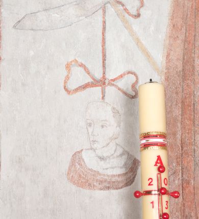 Zdjęcie nr 14: Polichromia ścienna pokrywa całą powierzchnię kaplicy, podczas prac konserwatorskich została odsłonięta powyżej jednej piątej wysokości ściany. Na łuku arkady prowadzącej do kaplicy umieszczono arma Christi. Od dołu, po lewej stronie wejścia: skrzyżowane panoplia (miecz i chorągiew) z podwiązanym na czerwonej wstędze z kokardami popiersiem mężczyzny (św. Pawła?), powyżej piejący kogut. Następnie skrzyżowane topór i włócznia, połączone taką samą wstęgą z kolejnymi arma Christi: skrzyżowanymi drabiną i gąbką z octem na długim drzewcu. Dalej ukazana została kolumna biczowania na tle dwu skrzyżowanych biczy. Powyżej, na środku łuku arkady widnieje chusta św. Weroniki z twarzą Chrystusa. Za nią dzban z misą i ręcznikiem. Kolejne symbole połączone są czerwoną wstęgą z kokardkami. Są to kolejno od góry: suknia i kości do gry, młotek i obcęgi, kije oraz głowa Judasza, u którego szyi zawieszona jest sakiewka z pieniędzmi. 

Ściana wschodnia kaplicy: ołtarz św. Anny flankuje zawieszona czerwona kotara u góry podtrzymywana po bokach przez dwa anioły i opadająca długimi zwisami, aż do dołu. Powyżej w kwaterze obwiedzionej czerwoną linią znajdują się postacie dwóch świętych: po lewej św. Dominika z pastorałem i kadzielnicą w dłoniach oraz psem u stóp, natomiast po prawej św. Jacka z księgą w lewej dłoni i monstrancją w prawej. Postacie opisane są napisami „S(ANCTUS) DOMINICVS” i „S(ANCTUS) HIACINTHVS”.

Ściana południowa kaplicy podzielona jest na trzy strefy. W pierwszej od dołu w ramie w kształcie leżącego prostokąta umieszony jest zacheuszek na czerwonym tle flankowany białą, podwieszoną kotarą. W strefie drugiej po lewej stronie ukazany jest św. Jan Chrzciciel ubrany w czerwony płaszcz, u góry opisany: „S(ANCTUS) IOANNES BAPTISTA”, natomiast po prawej św. Idzi z łanią i strzałą w prawej dłoni. Nad nim umieszczony jest napis „S(ANCTUS) AEGIDVS”. Portal okienny ozdabia ornament kartuszowo-zawijany z elementami okuć. W trzeciej strefie widoczne są obłoki, a pozostała część sceny jest niewidoczna.

Ściana zachodnia została podzielona na dwie strefy. W dolnej umieszony jest zacheuszek na czerwonym tle, flankowany białą kotarą, podwieszoną w narożach. W górnej strefie, po lewej stronie widoczny jest nagi mężczyzna z rękami wzniesionymi do góry w błagalnym geście, otoczony przez dzikie zwierzęta. Po prawej stronie w półkolistej wnęce w kształcie stojącego prostokąta namalowany został pelikan z młodymi, a pod wnęką uskrzydlona główka aniołka. W zwieńczeniu anioł trzymający wieniec chwały w rękach.

Sklepienie: pola pomiędzy żebrami (wysklepki) ozdobione są czterema medalionami w kartuszowych obramieniach o okuciowych motywach, w których umieszczone są popiersia ewangelistów. Od wschodu: św. Łukasz, od południa: św. Marek, od zachodu: św. Jan, od północy: św. Mateusz. Przestrzeń pomiędzy wizerunkami wypełniają pojedyncze motywy rozsiane po całej powierzchni sklepienia: pojedyncze owoce, pajączki, nietoperz i inne.