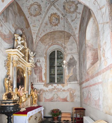 Zdjęcie nr 1: Polichromia ścienna pokrywa całą powierzchnię kaplicy, podczas prac konserwatorskich została odsłonięta powyżej jednej piątej wysokości ściany. Na łuku arkady prowadzącej do kaplicy umieszczono arma Christi. Od dołu, po lewej stronie wejścia: skrzyżowane panoplia (miecz i chorągiew) z podwiązanym na czerwonej wstędze z kokardami popiersiem mężczyzny (św. Pawła?), powyżej piejący kogut. Następnie skrzyżowane topór i włócznia, połączone taką samą wstęgą z kolejnymi arma Christi: skrzyżowanymi drabiną i gąbką z octem na długim drzewcu. Dalej ukazana została kolumna biczowania na tle dwu skrzyżowanych biczy. Powyżej, na środku łuku arkady widnieje chusta św. Weroniki z twarzą Chrystusa. Za nią dzban z misą i ręcznikiem. Kolejne symbole połączone są czerwoną wstęgą z kokardkami. Są to kolejno od góry: suknia i kości do gry, młotek i obcęgi, kije oraz głowa Judasza, u którego szyi zawieszona jest sakiewka z pieniędzmi. 

Ściana wschodnia kaplicy: ołtarz św. Anny flankuje zawieszona czerwona kotara u góry podtrzymywana po bokach przez dwa anioły i opadająca długimi zwisami, aż do dołu. Powyżej w kwaterze obwiedzionej czerwoną linią znajdują się postacie dwóch świętych: po lewej św. Dominika z pastorałem i kadzielnicą w dłoniach oraz psem u stóp, natomiast po prawej św. Jacka z księgą w lewej dłoni i monstrancją w prawej. Postacie opisane są napisami „S(ANCTUS) DOMINICVS” i „S(ANCTUS) HIACINTHVS”.

Ściana południowa kaplicy podzielona jest na trzy strefy. W pierwszej od dołu w ramie w kształcie leżącego prostokąta umieszony jest zacheuszek na czerwonym tle flankowany białą, podwieszoną kotarą. W strefie drugiej po lewej stronie ukazany jest św. Jan Chrzciciel ubrany w czerwony płaszcz, u góry opisany: „S(ANCTUS) IOANNES BAPTISTA”, natomiast po prawej św. Idzi z łanią i strzałą w prawej dłoni. Nad nim umieszczony jest napis „S(ANCTUS) AEGIDVS”. Portal okienny ozdabia ornament kartuszowo-zawijany z elementami okuć. W trzeciej strefie widoczne są obłoki, a pozostała część sceny jest niewidoczna.

Ściana zachodnia została podzielona na dwie strefy. W dolnej umieszony jest zacheuszek na czerwonym tle, flankowany białą kotarą, podwieszoną w narożach. W górnej strefie, po lewej stronie widoczny jest nagi mężczyzna z rękami wzniesionymi do góry w błagalnym geście, otoczony przez dzikie zwierzęta. Po prawej stronie w półkolistej wnęce w kształcie stojącego prostokąta namalowany został pelikan z młodymi, a pod wnęką uskrzydlona główka aniołka. W zwieńczeniu anioł trzymający wieniec chwały w rękach.

Sklepienie: pola pomiędzy żebrami (wysklepki) ozdobione są czterema medalionami w kartuszowych obramieniach o okuciowych motywach, w których umieszczone są popiersia ewangelistów. Od wschodu: św. Łukasz, od południa: św. Marek, od zachodu: św. Jan, od północy: św. Mateusz. Przestrzeń pomiędzy wizerunkami wypełniają pojedyncze motywy rozsiane po całej powierzchni sklepienia: pojedyncze owoce, pajączki, nietoperz i inne.