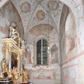 Zdjęcie nr 1: Polichromia ścienna pokrywa całą powierzchnię kaplicy, podczas prac konserwatorskich została odsłonięta powyżej jednej piątej wysokości ściany. Na łuku arkady prowadzącej do kaplicy umieszczono arma Christi. Od dołu, po lewej stronie wejścia: skrzyżowane panoplia (miecz i chorągiew) z podwiązanym na czerwonej wstędze z kokardami popiersiem mężczyzny (św. Pawła?), powyżej piejący kogut. Następnie skrzyżowane topór i włócznia, połączone taką samą wstęgą z kolejnymi arma Christi: skrzyżowanymi drabiną i gąbką z octem na długim drzewcu. Dalej ukazana została kolumna biczowania na tle dwu skrzyżowanych biczy. Powyżej, na środku łuku arkady widnieje chusta św. Weroniki z twarzą Chrystusa. Za nią dzban z misą i ręcznikiem. Kolejne symbole połączone są czerwoną wstęgą z kokardkami. Są to kolejno od góry: suknia i kości do gry, młotek i obcęgi, kije oraz głowa Judasza, u którego szyi zawieszona jest sakiewka z pieniędzmi. 

Ściana wschodnia kaplicy: ołtarz św. Anny flankuje zawieszona czerwona kotara u góry podtrzymywana po bokach przez dwa anioły i opadająca długimi zwisami, aż do dołu. Powyżej w kwaterze obwiedzionej czerwoną linią znajdują się postacie dwóch świętych: po lewej św. Dominika z pastorałem i kadzielnicą w dłoniach oraz psem u stóp, natomiast po prawej św. Jacka z księgą w lewej dłoni i monstrancją w prawej. Postacie opisane są napisami „S(ANCTUS) DOMINICVS” i „S(ANCTUS) HIACINTHVS”.

Ściana południowa kaplicy podzielona jest na trzy strefy. W pierwszej od dołu w ramie w kształcie leżącego prostokąta umieszony jest zacheuszek na czerwonym tle flankowany białą, podwieszoną kotarą. W strefie drugiej po lewej stronie ukazany jest św. Jan Chrzciciel ubrany w czerwony płaszcz, u góry opisany: „S(ANCTUS) IOANNES BAPTISTA”, natomiast po prawej św. Idzi z łanią i strzałą w prawej dłoni. Nad nim umieszczony jest napis „S(ANCTUS) AEGIDVS”. Portal okienny ozdabia ornament kartuszowo-zawijany z elementami okuć. W trzeciej strefie widoczne są obłoki, a pozostała część sceny jest niewidoczna.

Ściana zachodnia została podzielona na dwie strefy. W dolnej umieszony jest zacheuszek na czerwonym tle, flankowany białą kotarą, podwieszoną w narożach. W górnej strefie, po lewej stronie widoczny jest nagi mężczyzna z rękami wzniesionymi do góry w błagalnym geście, otoczony przez dzikie zwierzęta. Po prawej stronie w półkolistej wnęce w kształcie stojącego prostokąta namalowany został pelikan z młodymi, a pod wnęką uskrzydlona główka aniołka. W zwieńczeniu anioł trzymający wieniec chwały w rękach.

Sklepienie: pola pomiędzy żebrami (wysklepki) ozdobione są czterema medalionami w kartuszowych obramieniach o okuciowych motywach, w których umieszczone są popiersia ewangelistów. Od wschodu: św. Łukasz, od południa: św. Marek, od zachodu: św. Jan, od północy: św. Mateusz. Przestrzeń pomiędzy wizerunkami wypełniają pojedyncze motywy rozsiane po całej powierzchni sklepienia: pojedyncze owoce, pajączki, nietoperz i inne.