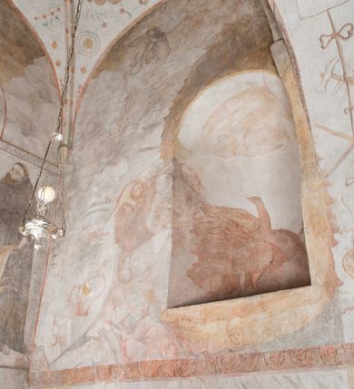 Zdjęcie nr 7: Polichromia ścienna pokrywa całą powierzchnię kaplicy, podczas prac konserwatorskich została odsłonięta powyżej jednej piątej wysokości ściany. Na łuku arkady prowadzącej do kaplicy umieszczono arma Christi. Od dołu, po lewej stronie wejścia: skrzyżowane panoplia (miecz i chorągiew) z podwiązanym na czerwonej wstędze z kokardami popiersiem mężczyzny (św. Pawła?), powyżej piejący kogut. Następnie skrzyżowane topór i włócznia, połączone taką samą wstęgą z kolejnymi arma Christi: skrzyżowanymi drabiną i gąbką z octem na długim drzewcu. Dalej ukazana została kolumna biczowania na tle dwu skrzyżowanych biczy. Powyżej, na środku łuku arkady widnieje chusta św. Weroniki z twarzą Chrystusa. Za nią dzban z misą i ręcznikiem. Kolejne symbole połączone są czerwoną wstęgą z kokardkami. Są to kolejno od góry: suknia i kości do gry, młotek i obcęgi, kije oraz głowa Judasza, u którego szyi zawieszona jest sakiewka z pieniędzmi. 

Ściana wschodnia kaplicy: ołtarz św. Anny flankuje zawieszona czerwona kotara u góry podtrzymywana po bokach przez dwa anioły i opadająca długimi zwisami, aż do dołu. Powyżej w kwaterze obwiedzionej czerwoną linią znajdują się postacie dwóch świętych: po lewej św. Dominika z pastorałem i kadzielnicą w dłoniach oraz psem u stóp, natomiast po prawej św. Jacka z księgą w lewej dłoni i monstrancją w prawej. Postacie opisane są napisami „S(ANCTUS) DOMINICVS” i „S(ANCTUS) HIACINTHVS”.

Ściana południowa kaplicy podzielona jest na trzy strefy. W pierwszej od dołu w ramie w kształcie leżącego prostokąta umieszony jest zacheuszek na czerwonym tle flankowany białą, podwieszoną kotarą. W strefie drugiej po lewej stronie ukazany jest św. Jan Chrzciciel ubrany w czerwony płaszcz, u góry opisany: „S(ANCTUS) IOANNES BAPTISTA”, natomiast po prawej św. Idzi z łanią i strzałą w prawej dłoni. Nad nim umieszczony jest napis „S(ANCTUS) AEGIDVS”. Portal okienny ozdabia ornament kartuszowo-zawijany z elementami okuć. W trzeciej strefie widoczne są obłoki, a pozostała część sceny jest niewidoczna.

Ściana zachodnia została podzielona na dwie strefy. W dolnej umieszony jest zacheuszek na czerwonym tle, flankowany białą kotarą, podwieszoną w narożach. W górnej strefie, po lewej stronie widoczny jest nagi mężczyzna z rękami wzniesionymi do góry w błagalnym geście, otoczony przez dzikie zwierzęta. Po prawej stronie w półkolistej wnęce w kształcie stojącego prostokąta namalowany został pelikan z młodymi, a pod wnęką uskrzydlona główka aniołka. W zwieńczeniu anioł trzymający wieniec chwały w rękach.

Sklepienie: pola pomiędzy żebrami (wysklepki) ozdobione są czterema medalionami w kartuszowych obramieniach o okuciowych motywach, w których umieszczone są popiersia ewangelistów. Od wschodu: św. Łukasz, od południa: św. Marek, od zachodu: św. Jan, od północy: św. Mateusz. Przestrzeń pomiędzy wizerunkami wypełniają pojedyncze motywy rozsiane po całej powierzchni sklepienia: pojedyncze owoce, pajączki, nietoperz i inne.