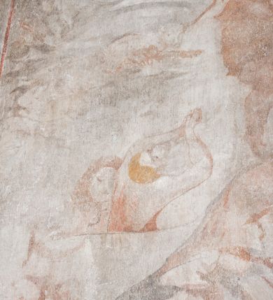 Zdjęcie nr 18: Polichromia ścienna pokrywa całą powierzchnię kaplicy, podczas prac konserwatorskich została odsłonięta powyżej jednej piątej wysokości ściany. Na łuku arkady prowadzącej do kaplicy umieszczono arma Christi. Od dołu, po lewej stronie wejścia: skrzyżowane panoplia (miecz i chorągiew) z podwiązanym na czerwonej wstędze z kokardami popiersiem mężczyzny (św. Pawła?), powyżej piejący kogut. Następnie skrzyżowane topór i włócznia, połączone taką samą wstęgą z kolejnymi arma Christi: skrzyżowanymi drabiną i gąbką z octem na długim drzewcu. Dalej ukazana została kolumna biczowania na tle dwu skrzyżowanych biczy. Powyżej, na środku łuku arkady widnieje chusta św. Weroniki z twarzą Chrystusa. Za nią dzban z misą i ręcznikiem. Kolejne symbole połączone są czerwoną wstęgą z kokardkami. Są to kolejno od góry: suknia i kości do gry, młotek i obcęgi, kije oraz głowa Judasza, u którego szyi zawieszona jest sakiewka z pieniędzmi. 

Ściana wschodnia kaplicy: ołtarz św. Anny flankuje zawieszona czerwona kotara u góry podtrzymywana po bokach przez dwa anioły i opadająca długimi zwisami, aż do dołu. Powyżej w kwaterze obwiedzionej czerwoną linią znajdują się postacie dwóch świętych: po lewej św. Dominika z pastorałem i kadzielnicą w dłoniach oraz psem u stóp, natomiast po prawej św. Jacka z księgą w lewej dłoni i monstrancją w prawej. Postacie opisane są napisami „S(ANCTUS) DOMINICVS” i „S(ANCTUS) HIACINTHVS”.

Ściana południowa kaplicy podzielona jest na trzy strefy. W pierwszej od dołu w ramie w kształcie leżącego prostokąta umieszony jest zacheuszek na czerwonym tle flankowany białą, podwieszoną kotarą. W strefie drugiej po lewej stronie ukazany jest św. Jan Chrzciciel ubrany w czerwony płaszcz, u góry opisany: „S(ANCTUS) IOANNES BAPTISTA”, natomiast po prawej św. Idzi z łanią i strzałą w prawej dłoni. Nad nim umieszczony jest napis „S(ANCTUS) AEGIDVS”. Portal okienny ozdabia ornament kartuszowo-zawijany z elementami okuć. W trzeciej strefie widoczne są obłoki, a pozostała część sceny jest niewidoczna.

Ściana zachodnia została podzielona na dwie strefy. W dolnej umieszony jest zacheuszek na czerwonym tle, flankowany białą kotarą, podwieszoną w narożach. W górnej strefie, po lewej stronie widoczny jest nagi mężczyzna z rękami wzniesionymi do góry w błagalnym geście, otoczony przez dzikie zwierzęta. Po prawej stronie w półkolistej wnęce w kształcie stojącego prostokąta namalowany został pelikan z młodymi, a pod wnęką uskrzydlona główka aniołka. W zwieńczeniu anioł trzymający wieniec chwały w rękach.

Sklepienie: pola pomiędzy żebrami (wysklepki) ozdobione są czterema medalionami w kartuszowych obramieniach o okuciowych motywach, w których umieszczone są popiersia ewangelistów. Od wschodu: św. Łukasz, od południa: św. Marek, od zachodu: św. Jan, od północy: św. Mateusz. Przestrzeń pomiędzy wizerunkami wypełniają pojedyncze motywy rozsiane po całej powierzchni sklepienia: pojedyncze owoce, pajączki, nietoperz i inne.