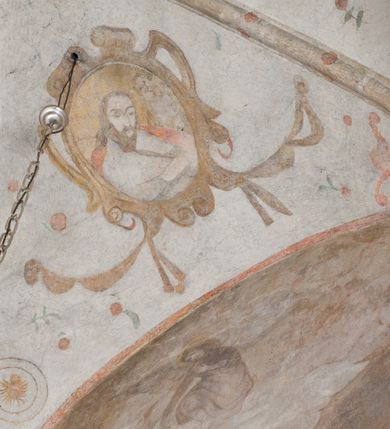 Zdjęcie nr 22: Polichromia ścienna pokrywa całą powierzchnię kaplicy, podczas prac konserwatorskich została odsłonięta powyżej jednej piątej wysokości ściany. Na łuku arkady prowadzącej do kaplicy umieszczono arma Christi. Od dołu, po lewej stronie wejścia: skrzyżowane panoplia (miecz i chorągiew) z podwiązanym na czerwonej wstędze z kokardami popiersiem mężczyzny (św. Pawła?), powyżej piejący kogut. Następnie skrzyżowane topór i włócznia, połączone taką samą wstęgą z kolejnymi arma Christi: skrzyżowanymi drabiną i gąbką z octem na długim drzewcu. Dalej ukazana została kolumna biczowania na tle dwu skrzyżowanych biczy. Powyżej, na środku łuku arkady widnieje chusta św. Weroniki z twarzą Chrystusa. Za nią dzban z misą i ręcznikiem. Kolejne symbole połączone są czerwoną wstęgą z kokardkami. Są to kolejno od góry: suknia i kości do gry, młotek i obcęgi, kije oraz głowa Judasza, u którego szyi zawieszona jest sakiewka z pieniędzmi. 

Ściana wschodnia kaplicy: ołtarz św. Anny flankuje zawieszona czerwona kotara u góry podtrzymywana po bokach przez dwa anioły i opadająca długimi zwisami, aż do dołu. Powyżej w kwaterze obwiedzionej czerwoną linią znajdują się postacie dwóch świętych: po lewej św. Dominika z pastorałem i kadzielnicą w dłoniach oraz psem u stóp, natomiast po prawej św. Jacka z księgą w lewej dłoni i monstrancją w prawej. Postacie opisane są napisami „S(ANCTUS) DOMINICVS” i „S(ANCTUS) HIACINTHVS”.

Ściana południowa kaplicy podzielona jest na trzy strefy. W pierwszej od dołu w ramie w kształcie leżącego prostokąta umieszony jest zacheuszek na czerwonym tle flankowany białą, podwieszoną kotarą. W strefie drugiej po lewej stronie ukazany jest św. Jan Chrzciciel ubrany w czerwony płaszcz, u góry opisany: „S(ANCTUS) IOANNES BAPTISTA”, natomiast po prawej św. Idzi z łanią i strzałą w prawej dłoni. Nad nim umieszczony jest napis „S(ANCTUS) AEGIDVS”. Portal okienny ozdabia ornament kartuszowo-zawijany z elementami okuć. W trzeciej strefie widoczne są obłoki, a pozostała część sceny jest niewidoczna.

Ściana zachodnia została podzielona na dwie strefy. W dolnej umieszony jest zacheuszek na czerwonym tle, flankowany białą kotarą, podwieszoną w narożach. W górnej strefie, po lewej stronie widoczny jest nagi mężczyzna z rękami wzniesionymi do góry w błagalnym geście, otoczony przez dzikie zwierzęta. Po prawej stronie w półkolistej wnęce w kształcie stojącego prostokąta namalowany został pelikan z młodymi, a pod wnęką uskrzydlona główka aniołka. W zwieńczeniu anioł trzymający wieniec chwały w rękach.

Sklepienie: pola pomiędzy żebrami (wysklepki) ozdobione są czterema medalionami w kartuszowych obramieniach o okuciowych motywach, w których umieszczone są popiersia ewangelistów. Od wschodu: św. Łukasz, od południa: św. Marek, od zachodu: św. Jan, od północy: św. Mateusz. Przestrzeń pomiędzy wizerunkami wypełniają pojedyncze motywy rozsiane po całej powierzchni sklepienia: pojedyncze owoce, pajączki, nietoperz i inne.