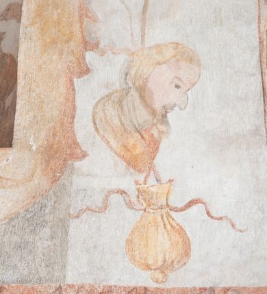 Zdjęcie nr 16: Polichromia ścienna pokrywa całą powierzchnię kaplicy, podczas prac konserwatorskich została odsłonięta powyżej jednej piątej wysokości ściany. Na łuku arkady prowadzącej do kaplicy umieszczono arma Christi. Od dołu, po lewej stronie wejścia: skrzyżowane panoplia (miecz i chorągiew) z podwiązanym na czerwonej wstędze z kokardami popiersiem mężczyzny (św. Pawła?), powyżej piejący kogut. Następnie skrzyżowane topór i włócznia, połączone taką samą wstęgą z kolejnymi arma Christi: skrzyżowanymi drabiną i gąbką z octem na długim drzewcu. Dalej ukazana została kolumna biczowania na tle dwu skrzyżowanych biczy. Powyżej, na środku łuku arkady widnieje chusta św. Weroniki z twarzą Chrystusa. Za nią dzban z misą i ręcznikiem. Kolejne symbole połączone są czerwoną wstęgą z kokardkami. Są to kolejno od góry: suknia i kości do gry, młotek i obcęgi, kije oraz głowa Judasza, u którego szyi zawieszona jest sakiewka z pieniędzmi. 

Ściana wschodnia kaplicy: ołtarz św. Anny flankuje zawieszona czerwona kotara u góry podtrzymywana po bokach przez dwa anioły i opadająca długimi zwisami, aż do dołu. Powyżej w kwaterze obwiedzionej czerwoną linią znajdują się postacie dwóch świętych: po lewej św. Dominika z pastorałem i kadzielnicą w dłoniach oraz psem u stóp, natomiast po prawej św. Jacka z księgą w lewej dłoni i monstrancją w prawej. Postacie opisane są napisami „S(ANCTUS) DOMINICVS” i „S(ANCTUS) HIACINTHVS”.

Ściana południowa kaplicy podzielona jest na trzy strefy. W pierwszej od dołu w ramie w kształcie leżącego prostokąta umieszony jest zacheuszek na czerwonym tle flankowany białą, podwieszoną kotarą. W strefie drugiej po lewej stronie ukazany jest św. Jan Chrzciciel ubrany w czerwony płaszcz, u góry opisany: „S(ANCTUS) IOANNES BAPTISTA”, natomiast po prawej św. Idzi z łanią i strzałą w prawej dłoni. Nad nim umieszczony jest napis „S(ANCTUS) AEGIDVS”. Portal okienny ozdabia ornament kartuszowo-zawijany z elementami okuć. W trzeciej strefie widoczne są obłoki, a pozostała część sceny jest niewidoczna.

Ściana zachodnia została podzielona na dwie strefy. W dolnej umieszony jest zacheuszek na czerwonym tle, flankowany białą kotarą, podwieszoną w narożach. W górnej strefie, po lewej stronie widoczny jest nagi mężczyzna z rękami wzniesionymi do góry w błagalnym geście, otoczony przez dzikie zwierzęta. Po prawej stronie w półkolistej wnęce w kształcie stojącego prostokąta namalowany został pelikan z młodymi, a pod wnęką uskrzydlona główka aniołka. W zwieńczeniu anioł trzymający wieniec chwały w rękach.

Sklepienie: pola pomiędzy żebrami (wysklepki) ozdobione są czterema medalionami w kartuszowych obramieniach o okuciowych motywach, w których umieszczone są popiersia ewangelistów. Od wschodu: św. Łukasz, od południa: św. Marek, od zachodu: św. Jan, od północy: św. Mateusz. Przestrzeń pomiędzy wizerunkami wypełniają pojedyncze motywy rozsiane po całej powierzchni sklepienia: pojedyncze owoce, pajączki, nietoperz i inne.