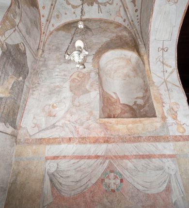 Zdjęcie nr 6: Polichromia ścienna pokrywa całą powierzchnię kaplicy, podczas prac konserwatorskich została odsłonięta powyżej jednej piątej wysokości ściany. Na łuku arkady prowadzącej do kaplicy umieszczono arma Christi. Od dołu, po lewej stronie wejścia: skrzyżowane panoplia (miecz i chorągiew) z podwiązanym na czerwonej wstędze z kokardami popiersiem mężczyzny (św. Pawła?), powyżej piejący kogut. Następnie skrzyżowane topór i włócznia, połączone taką samą wstęgą z kolejnymi arma Christi: skrzyżowanymi drabiną i gąbką z octem na długim drzewcu. Dalej ukazana została kolumna biczowania na tle dwu skrzyżowanych biczy. Powyżej, na środku łuku arkady widnieje chusta św. Weroniki z twarzą Chrystusa. Za nią dzban z misą i ręcznikiem. Kolejne symbole połączone są czerwoną wstęgą z kokardkami. Są to kolejno od góry: suknia i kości do gry, młotek i obcęgi, kije oraz głowa Judasza, u którego szyi zawieszona jest sakiewka z pieniędzmi. 

Ściana wschodnia kaplicy: ołtarz św. Anny flankuje zawieszona czerwona kotara u góry podtrzymywana po bokach przez dwa anioły i opadająca długimi zwisami, aż do dołu. Powyżej w kwaterze obwiedzionej czerwoną linią znajdują się postacie dwóch świętych: po lewej św. Dominika z pastorałem i kadzielnicą w dłoniach oraz psem u stóp, natomiast po prawej św. Jacka z księgą w lewej dłoni i monstrancją w prawej. Postacie opisane są napisami „S(ANCTUS) DOMINICVS” i „S(ANCTUS) HIACINTHVS”.

Ściana południowa kaplicy podzielona jest na trzy strefy. W pierwszej od dołu w ramie w kształcie leżącego prostokąta umieszony jest zacheuszek na czerwonym tle flankowany białą, podwieszoną kotarą. W strefie drugiej po lewej stronie ukazany jest św. Jan Chrzciciel ubrany w czerwony płaszcz, u góry opisany: „S(ANCTUS) IOANNES BAPTISTA”, natomiast po prawej św. Idzi z łanią i strzałą w prawej dłoni. Nad nim umieszczony jest napis „S(ANCTUS) AEGIDVS”. Portal okienny ozdabia ornament kartuszowo-zawijany z elementami okuć. W trzeciej strefie widoczne są obłoki, a pozostała część sceny jest niewidoczna.

Ściana zachodnia została podzielona na dwie strefy. W dolnej umieszony jest zacheuszek na czerwonym tle, flankowany białą kotarą, podwieszoną w narożach. W górnej strefie, po lewej stronie widoczny jest nagi mężczyzna z rękami wzniesionymi do góry w błagalnym geście, otoczony przez dzikie zwierzęta. Po prawej stronie w półkolistej wnęce w kształcie stojącego prostokąta namalowany został pelikan z młodymi, a pod wnęką uskrzydlona główka aniołka. W zwieńczeniu anioł trzymający wieniec chwały w rękach.

Sklepienie: pola pomiędzy żebrami (wysklepki) ozdobione są czterema medalionami w kartuszowych obramieniach o okuciowych motywach, w których umieszczone są popiersia ewangelistów. Od wschodu: św. Łukasz, od południa: św. Marek, od zachodu: św. Jan, od północy: św. Mateusz. Przestrzeń pomiędzy wizerunkami wypełniają pojedyncze motywy rozsiane po całej powierzchni sklepienia: pojedyncze owoce, pajączki, nietoperz i inne.