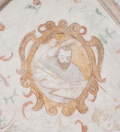 Zdjęcie nr 25: Polichromia ścienna pokrywa całą powierzchnię kaplicy, podczas prac konserwatorskich została odsłonięta powyżej jednej piątej wysokości ściany. Na łuku arkady prowadzącej do kaplicy umieszczono arma Christi. Od dołu, po lewej stronie wejścia: skrzyżowane panoplia (miecz i chorągiew) z podwiązanym na czerwonej wstędze z kokardami popiersiem mężczyzny (św. Pawła?), powyżej piejący kogut. Następnie skrzyżowane topór i włócznia, połączone taką samą wstęgą z kolejnymi arma Christi: skrzyżowanymi drabiną i gąbką z octem na długim drzewcu. Dalej ukazana została kolumna biczowania na tle dwu skrzyżowanych biczy. Powyżej, na środku łuku arkady widnieje chusta św. Weroniki z twarzą Chrystusa. Za nią dzban z misą i ręcznikiem. Kolejne symbole połączone są czerwoną wstęgą z kokardkami. Są to kolejno od góry: suknia i kości do gry, młotek i obcęgi, kije oraz głowa Judasza, u którego szyi zawieszona jest sakiewka z pieniędzmi. 

Ściana wschodnia kaplicy: ołtarz św. Anny flankuje zawieszona czerwona kotara u góry podtrzymywana po bokach przez dwa anioły i opadająca długimi zwisami, aż do dołu. Powyżej w kwaterze obwiedzionej czerwoną linią znajdują się postacie dwóch świętych: po lewej św. Dominika z pastorałem i kadzielnicą w dłoniach oraz psem u stóp, natomiast po prawej św. Jacka z księgą w lewej dłoni i monstrancją w prawej. Postacie opisane są napisami „S(ANCTUS) DOMINICVS” i „S(ANCTUS) HIACINTHVS”.

Ściana południowa kaplicy podzielona jest na trzy strefy. W pierwszej od dołu w ramie w kształcie leżącego prostokąta umieszony jest zacheuszek na czerwonym tle flankowany białą, podwieszoną kotarą. W strefie drugiej po lewej stronie ukazany jest św. Jan Chrzciciel ubrany w czerwony płaszcz, u góry opisany: „S(ANCTUS) IOANNES BAPTISTA”, natomiast po prawej św. Idzi z łanią i strzałą w prawej dłoni. Nad nim umieszczony jest napis „S(ANCTUS) AEGIDVS”. Portal okienny ozdabia ornament kartuszowo-zawijany z elementami okuć. W trzeciej strefie widoczne są obłoki, a pozostała część sceny jest niewidoczna.

Ściana zachodnia została podzielona na dwie strefy. W dolnej umieszony jest zacheuszek na czerwonym tle, flankowany białą kotarą, podwieszoną w narożach. W górnej strefie, po lewej stronie widoczny jest nagi mężczyzna z rękami wzniesionymi do góry w błagalnym geście, otoczony przez dzikie zwierzęta. Po prawej stronie w półkolistej wnęce w kształcie stojącego prostokąta namalowany został pelikan z młodymi, a pod wnęką uskrzydlona główka aniołka. W zwieńczeniu anioł trzymający wieniec chwały w rękach.

Sklepienie: pola pomiędzy żebrami (wysklepki) ozdobione są czterema medalionami w kartuszowych obramieniach o okuciowych motywach, w których umieszczone są popiersia ewangelistów. Od wschodu: św. Łukasz, od południa: św. Marek, od zachodu: św. Jan, od północy: św. Mateusz. Przestrzeń pomiędzy wizerunkami wypełniają pojedyncze motywy rozsiane po całej powierzchni sklepienia: pojedyncze owoce, pajączki, nietoperz i inne.