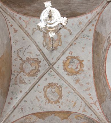 Zdjęcie nr 20: Polichromia ścienna pokrywa całą powierzchnię kaplicy, podczas prac konserwatorskich została odsłonięta powyżej jednej piątej wysokości ściany. Na łuku arkady prowadzącej do kaplicy umieszczono arma Christi. Od dołu, po lewej stronie wejścia: skrzyżowane panoplia (miecz i chorągiew) z podwiązanym na czerwonej wstędze z kokardami popiersiem mężczyzny (św. Pawła?), powyżej piejący kogut. Następnie skrzyżowane topór i włócznia, połączone taką samą wstęgą z kolejnymi arma Christi: skrzyżowanymi drabiną i gąbką z octem na długim drzewcu. Dalej ukazana została kolumna biczowania na tle dwu skrzyżowanych biczy. Powyżej, na środku łuku arkady widnieje chusta św. Weroniki z twarzą Chrystusa. Za nią dzban z misą i ręcznikiem. Kolejne symbole połączone są czerwoną wstęgą z kokardkami. Są to kolejno od góry: suknia i kości do gry, młotek i obcęgi, kije oraz głowa Judasza, u którego szyi zawieszona jest sakiewka z pieniędzmi. 

Ściana wschodnia kaplicy: ołtarz św. Anny flankuje zawieszona czerwona kotara u góry podtrzymywana po bokach przez dwa anioły i opadająca długimi zwisami, aż do dołu. Powyżej w kwaterze obwiedzionej czerwoną linią znajdują się postacie dwóch świętych: po lewej św. Dominika z pastorałem i kadzielnicą w dłoniach oraz psem u stóp, natomiast po prawej św. Jacka z księgą w lewej dłoni i monstrancją w prawej. Postacie opisane są napisami „S(ANCTUS) DOMINICVS” i „S(ANCTUS) HIACINTHVS”.

Ściana południowa kaplicy podzielona jest na trzy strefy. W pierwszej od dołu w ramie w kształcie leżącego prostokąta umieszony jest zacheuszek na czerwonym tle flankowany białą, podwieszoną kotarą. W strefie drugiej po lewej stronie ukazany jest św. Jan Chrzciciel ubrany w czerwony płaszcz, u góry opisany: „S(ANCTUS) IOANNES BAPTISTA”, natomiast po prawej św. Idzi z łanią i strzałą w prawej dłoni. Nad nim umieszczony jest napis „S(ANCTUS) AEGIDVS”. Portal okienny ozdabia ornament kartuszowo-zawijany z elementami okuć. W trzeciej strefie widoczne są obłoki, a pozostała część sceny jest niewidoczna.

Ściana zachodnia została podzielona na dwie strefy. W dolnej umieszony jest zacheuszek na czerwonym tle, flankowany białą kotarą, podwieszoną w narożach. W górnej strefie, po lewej stronie widoczny jest nagi mężczyzna z rękami wzniesionymi do góry w błagalnym geście, otoczony przez dzikie zwierzęta. Po prawej stronie w półkolistej wnęce w kształcie stojącego prostokąta namalowany został pelikan z młodymi, a pod wnęką uskrzydlona główka aniołka. W zwieńczeniu anioł trzymający wieniec chwały w rękach.

Sklepienie: pola pomiędzy żebrami (wysklepki) ozdobione są czterema medalionami w kartuszowych obramieniach o okuciowych motywach, w których umieszczone są popiersia ewangelistów. Od wschodu: św. Łukasz, od południa: św. Marek, od zachodu: św. Jan, od północy: św. Mateusz. Przestrzeń pomiędzy wizerunkami wypełniają pojedyncze motywy rozsiane po całej powierzchni sklepienia: pojedyncze owoce, pajączki, nietoperz i inne.