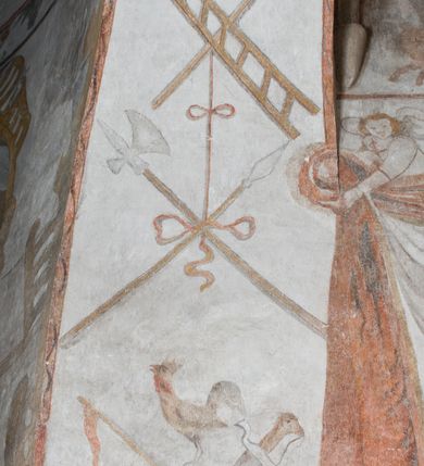 Zdjęcie nr 11: Polichromia ścienna pokrywa całą powierzchnię kaplicy, podczas prac konserwatorskich została odsłonięta powyżej jednej piątej wysokości ściany. Na łuku arkady prowadzącej do kaplicy umieszczono arma Christi. Od dołu, po lewej stronie wejścia: skrzyżowane panoplia (miecz i chorągiew) z podwiązanym na czerwonej wstędze z kokardami popiersiem mężczyzny (św. Pawła?), powyżej piejący kogut. Następnie skrzyżowane topór i włócznia, połączone taką samą wstęgą z kolejnymi arma Christi: skrzyżowanymi drabiną i gąbką z octem na długim drzewcu. Dalej ukazana została kolumna biczowania na tle dwu skrzyżowanych biczy. Powyżej, na środku łuku arkady widnieje chusta św. Weroniki z twarzą Chrystusa. Za nią dzban z misą i ręcznikiem. Kolejne symbole połączone są czerwoną wstęgą z kokardkami. Są to kolejno od góry: suknia i kości do gry, młotek i obcęgi, kije oraz głowa Judasza, u którego szyi zawieszona jest sakiewka z pieniędzmi. 

Ściana wschodnia kaplicy: ołtarz św. Anny flankuje zawieszona czerwona kotara u góry podtrzymywana po bokach przez dwa anioły i opadająca długimi zwisami, aż do dołu. Powyżej w kwaterze obwiedzionej czerwoną linią znajdują się postacie dwóch świętych: po lewej św. Dominika z pastorałem i kadzielnicą w dłoniach oraz psem u stóp, natomiast po prawej św. Jacka z księgą w lewej dłoni i monstrancją w prawej. Postacie opisane są napisami „S(ANCTUS) DOMINICVS” i „S(ANCTUS) HIACINTHVS”.

Ściana południowa kaplicy podzielona jest na trzy strefy. W pierwszej od dołu w ramie w kształcie leżącego prostokąta umieszony jest zacheuszek na czerwonym tle flankowany białą, podwieszoną kotarą. W strefie drugiej po lewej stronie ukazany jest św. Jan Chrzciciel ubrany w czerwony płaszcz, u góry opisany: „S(ANCTUS) IOANNES BAPTISTA”, natomiast po prawej św. Idzi z łanią i strzałą w prawej dłoni. Nad nim umieszczony jest napis „S(ANCTUS) AEGIDVS”. Portal okienny ozdabia ornament kartuszowo-zawijany z elementami okuć. W trzeciej strefie widoczne są obłoki, a pozostała część sceny jest niewidoczna.

Ściana zachodnia została podzielona na dwie strefy. W dolnej umieszony jest zacheuszek na czerwonym tle, flankowany białą kotarą, podwieszoną w narożach. W górnej strefie, po lewej stronie widoczny jest nagi mężczyzna z rękami wzniesionymi do góry w błagalnym geście, otoczony przez dzikie zwierzęta. Po prawej stronie w półkolistej wnęce w kształcie stojącego prostokąta namalowany został pelikan z młodymi, a pod wnęką uskrzydlona główka aniołka. W zwieńczeniu anioł trzymający wieniec chwały w rękach.

Sklepienie: pola pomiędzy żebrami (wysklepki) ozdobione są czterema medalionami w kartuszowych obramieniach o okuciowych motywach, w których umieszczone są popiersia ewangelistów. Od wschodu: św. Łukasz, od południa: św. Marek, od zachodu: św. Jan, od północy: św. Mateusz. Przestrzeń pomiędzy wizerunkami wypełniają pojedyncze motywy rozsiane po całej powierzchni sklepienia: pojedyncze owoce, pajączki, nietoperz i inne.