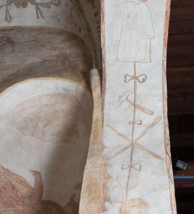 Zdjęcie nr 8: Polichromia ścienna pokrywa całą powierzchnię kaplicy, podczas prac konserwatorskich została odsłonięta powyżej jednej piątej wysokości ściany. Na łuku arkady prowadzącej do kaplicy umieszczono arma Christi. Od dołu, po lewej stronie wejścia: skrzyżowane panoplia (miecz i chorągiew) z podwiązanym na czerwonej wstędze z kokardami popiersiem mężczyzny (św. Pawła?), powyżej piejący kogut. Następnie skrzyżowane topór i włócznia, połączone taką samą wstęgą z kolejnymi arma Christi: skrzyżowanymi drabiną i gąbką z octem na długim drzewcu. Dalej ukazana została kolumna biczowania na tle dwu skrzyżowanych biczy. Powyżej, na środku łuku arkady widnieje chusta św. Weroniki z twarzą Chrystusa. Za nią dzban z misą i ręcznikiem. Kolejne symbole połączone są czerwoną wstęgą z kokardkami. Są to kolejno od góry: suknia i kości do gry, młotek i obcęgi, kije oraz głowa Judasza, u którego szyi zawieszona jest sakiewka z pieniędzmi. 

Ściana wschodnia kaplicy: ołtarz św. Anny flankuje zawieszona czerwona kotara u góry podtrzymywana po bokach przez dwa anioły i opadająca długimi zwisami, aż do dołu. Powyżej w kwaterze obwiedzionej czerwoną linią znajdują się postacie dwóch świętych: po lewej św. Dominika z pastorałem i kadzielnicą w dłoniach oraz psem u stóp, natomiast po prawej św. Jacka z księgą w lewej dłoni i monstrancją w prawej. Postacie opisane są napisami „S(ANCTUS) DOMINICVS” i „S(ANCTUS) HIACINTHVS”.

Ściana południowa kaplicy podzielona jest na trzy strefy. W pierwszej od dołu w ramie w kształcie leżącego prostokąta umieszony jest zacheuszek na czerwonym tle flankowany białą, podwieszoną kotarą. W strefie drugiej po lewej stronie ukazany jest św. Jan Chrzciciel ubrany w czerwony płaszcz, u góry opisany: „S(ANCTUS) IOANNES BAPTISTA”, natomiast po prawej św. Idzi z łanią i strzałą w prawej dłoni. Nad nim umieszczony jest napis „S(ANCTUS) AEGIDVS”. Portal okienny ozdabia ornament kartuszowo-zawijany z elementami okuć. W trzeciej strefie widoczne są obłoki, a pozostała część sceny jest niewidoczna.

Ściana zachodnia została podzielona na dwie strefy. W dolnej umieszony jest zacheuszek na czerwonym tle, flankowany białą kotarą, podwieszoną w narożach. W górnej strefie, po lewej stronie widoczny jest nagi mężczyzna z rękami wzniesionymi do góry w błagalnym geście, otoczony przez dzikie zwierzęta. Po prawej stronie w półkolistej wnęce w kształcie stojącego prostokąta namalowany został pelikan z młodymi, a pod wnęką uskrzydlona główka aniołka. W zwieńczeniu anioł trzymający wieniec chwały w rękach.

Sklepienie: pola pomiędzy żebrami (wysklepki) ozdobione są czterema medalionami w kartuszowych obramieniach o okuciowych motywach, w których umieszczone są popiersia ewangelistów. Od wschodu: św. Łukasz, od południa: św. Marek, od zachodu: św. Jan, od północy: św. Mateusz. Przestrzeń pomiędzy wizerunkami wypełniają pojedyncze motywy rozsiane po całej powierzchni sklepienia: pojedyncze owoce, pajączki, nietoperz i inne.