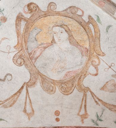 Zdjęcie nr 3: Polichromia ścienna pokrywa całą powierzchnię kaplicy, podczas prac konserwatorskich została odsłonięta powyżej jednej piątej wysokości ściany. Na łuku arkady prowadzącej do kaplicy umieszczono arma Christi. Od dołu, po lewej stronie wejścia: skrzyżowane panoplia (miecz i chorągiew) z podwiązanym na czerwonej wstędze z kokardami popiersiem mężczyzny (św. Pawła?), powyżej piejący kogut. Następnie skrzyżowane topór i włócznia, połączone taką samą wstęgą z kolejnymi arma Christi: skrzyżowanymi drabiną i gąbką z octem na długim drzewcu. Dalej ukazana została kolumna biczowania na tle dwu skrzyżowanych biczy. Powyżej, na środku łuku arkady widnieje chusta św. Weroniki z twarzą Chrystusa. Za nią dzban z misą i ręcznikiem. Kolejne symbole połączone są czerwoną wstęgą z kokardkami. Są to kolejno od góry: suknia i kości do gry, młotek i obcęgi, kije oraz głowa Judasza, u którego szyi zawieszona jest sakiewka z pieniędzmi. 

Ściana wschodnia kaplicy: ołtarz św. Anny flankuje zawieszona czerwona kotara u góry podtrzymywana po bokach przez dwa anioły i opadająca długimi zwisami, aż do dołu. Powyżej w kwaterze obwiedzionej czerwoną linią znajdują się postacie dwóch świętych: po lewej św. Dominika z pastorałem i kadzielnicą w dłoniach oraz psem u stóp, natomiast po prawej św. Jacka z księgą w lewej dłoni i monstrancją w prawej. Postacie opisane są napisami „S(ANCTUS) DOMINICVS” i „S(ANCTUS) HIACINTHVS”.

Ściana południowa kaplicy podzielona jest na trzy strefy. W pierwszej od dołu w ramie w kształcie leżącego prostokąta umieszony jest zacheuszek na czerwonym tle flankowany białą, podwieszoną kotarą. W strefie drugiej po lewej stronie ukazany jest św. Jan Chrzciciel ubrany w czerwony płaszcz, u góry opisany: „S(ANCTUS) IOANNES BAPTISTA”, natomiast po prawej św. Idzi z łanią i strzałą w prawej dłoni. Nad nim umieszczony jest napis „S(ANCTUS) AEGIDVS”. Portal okienny ozdabia ornament kartuszowo-zawijany z elementami okuć. W trzeciej strefie widoczne są obłoki, a pozostała część sceny jest niewidoczna.

Ściana zachodnia została podzielona na dwie strefy. W dolnej umieszony jest zacheuszek na czerwonym tle, flankowany białą kotarą, podwieszoną w narożach. W górnej strefie, po lewej stronie widoczny jest nagi mężczyzna z rękami wzniesionymi do góry w błagalnym geście, otoczony przez dzikie zwierzęta. Po prawej stronie w półkolistej wnęce w kształcie stojącego prostokąta namalowany został pelikan z młodymi, a pod wnęką uskrzydlona główka aniołka. W zwieńczeniu anioł trzymający wieniec chwały w rękach.

Sklepienie: pola pomiędzy żebrami (wysklepki) ozdobione są czterema medalionami w kartuszowych obramieniach o okuciowych motywach, w których umieszczone są popiersia ewangelistów. Od wschodu: św. Łukasz, od południa: św. Marek, od zachodu: św. Jan, od północy: św. Mateusz. Przestrzeń pomiędzy wizerunkami wypełniają pojedyncze motywy rozsiane po całej powierzchni sklepienia: pojedyncze owoce, pajączki, nietoperz i inne.