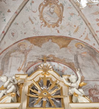 Zdjęcie nr 13: Polichromia ścienna pokrywa całą powierzchnię kaplicy, podczas prac konserwatorskich została odsłonięta powyżej jednej piątej wysokości ściany. Na łuku arkady prowadzącej do kaplicy umieszczono arma Christi. Od dołu, po lewej stronie wejścia: skrzyżowane panoplia (miecz i chorągiew) z podwiązanym na czerwonej wstędze z kokardami popiersiem mężczyzny (św. Pawła?), powyżej piejący kogut. Następnie skrzyżowane topór i włócznia, połączone taką samą wstęgą z kolejnymi arma Christi: skrzyżowanymi drabiną i gąbką z octem na długim drzewcu. Dalej ukazana została kolumna biczowania na tle dwu skrzyżowanych biczy. Powyżej, na środku łuku arkady widnieje chusta św. Weroniki z twarzą Chrystusa. Za nią dzban z misą i ręcznikiem. Kolejne symbole połączone są czerwoną wstęgą z kokardkami. Są to kolejno od góry: suknia i kości do gry, młotek i obcęgi, kije oraz głowa Judasza, u którego szyi zawieszona jest sakiewka z pieniędzmi. 

Ściana wschodnia kaplicy: ołtarz św. Anny flankuje zawieszona czerwona kotara u góry podtrzymywana po bokach przez dwa anioły i opadająca długimi zwisami, aż do dołu. Powyżej w kwaterze obwiedzionej czerwoną linią znajdują się postacie dwóch świętych: po lewej św. Dominika z pastorałem i kadzielnicą w dłoniach oraz psem u stóp, natomiast po prawej św. Jacka z księgą w lewej dłoni i monstrancją w prawej. Postacie opisane są napisami „S(ANCTUS) DOMINICVS” i „S(ANCTUS) HIACINTHVS”.

Ściana południowa kaplicy podzielona jest na trzy strefy. W pierwszej od dołu w ramie w kształcie leżącego prostokąta umieszony jest zacheuszek na czerwonym tle flankowany białą, podwieszoną kotarą. W strefie drugiej po lewej stronie ukazany jest św. Jan Chrzciciel ubrany w czerwony płaszcz, u góry opisany: „S(ANCTUS) IOANNES BAPTISTA”, natomiast po prawej św. Idzi z łanią i strzałą w prawej dłoni. Nad nim umieszczony jest napis „S(ANCTUS) AEGIDVS”. Portal okienny ozdabia ornament kartuszowo-zawijany z elementami okuć. W trzeciej strefie widoczne są obłoki, a pozostała część sceny jest niewidoczna.

Ściana zachodnia została podzielona na dwie strefy. W dolnej umieszony jest zacheuszek na czerwonym tle, flankowany białą kotarą, podwieszoną w narożach. W górnej strefie, po lewej stronie widoczny jest nagi mężczyzna z rękami wzniesionymi do góry w błagalnym geście, otoczony przez dzikie zwierzęta. Po prawej stronie w półkolistej wnęce w kształcie stojącego prostokąta namalowany został pelikan z młodymi, a pod wnęką uskrzydlona główka aniołka. W zwieńczeniu anioł trzymający wieniec chwały w rękach.

Sklepienie: pola pomiędzy żebrami (wysklepki) ozdobione są czterema medalionami w kartuszowych obramieniach o okuciowych motywach, w których umieszczone są popiersia ewangelistów. Od wschodu: św. Łukasz, od południa: św. Marek, od zachodu: św. Jan, od północy: św. Mateusz. Przestrzeń pomiędzy wizerunkami wypełniają pojedyncze motywy rozsiane po całej powierzchni sklepienia: pojedyncze owoce, pajączki, nietoperz i inne.