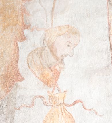 Zdjęcie nr 17: Polichromia ścienna pokrywa całą powierzchnię kaplicy, podczas prac konserwatorskich została odsłonięta powyżej jednej piątej wysokości ściany. Na łuku arkady prowadzącej do kaplicy umieszczono arma Christi. Od dołu, po lewej stronie wejścia: skrzyżowane panoplia (miecz i chorągiew) z podwiązanym na czerwonej wstędze z kokardami popiersiem mężczyzny (św. Pawła?), powyżej piejący kogut. Następnie skrzyżowane topór i włócznia, połączone taką samą wstęgą z kolejnymi arma Christi: skrzyżowanymi drabiną i gąbką z octem na długim drzewcu. Dalej ukazana została kolumna biczowania na tle dwu skrzyżowanych biczy. Powyżej, na środku łuku arkady widnieje chusta św. Weroniki z twarzą Chrystusa. Za nią dzban z misą i ręcznikiem. Kolejne symbole połączone są czerwoną wstęgą z kokardkami. Są to kolejno od góry: suknia i kości do gry, młotek i obcęgi, kije oraz głowa Judasza, u którego szyi zawieszona jest sakiewka z pieniędzmi. 

Ściana wschodnia kaplicy: ołtarz św. Anny flankuje zawieszona czerwona kotara u góry podtrzymywana po bokach przez dwa anioły i opadająca długimi zwisami, aż do dołu. Powyżej w kwaterze obwiedzionej czerwoną linią znajdują się postacie dwóch świętych: po lewej św. Dominika z pastorałem i kadzielnicą w dłoniach oraz psem u stóp, natomiast po prawej św. Jacka z księgą w lewej dłoni i monstrancją w prawej. Postacie opisane są napisami „S(ANCTUS) DOMINICVS” i „S(ANCTUS) HIACINTHVS”.

Ściana południowa kaplicy podzielona jest na trzy strefy. W pierwszej od dołu w ramie w kształcie leżącego prostokąta umieszony jest zacheuszek na czerwonym tle flankowany białą, podwieszoną kotarą. W strefie drugiej po lewej stronie ukazany jest św. Jan Chrzciciel ubrany w czerwony płaszcz, u góry opisany: „S(ANCTUS) IOANNES BAPTISTA”, natomiast po prawej św. Idzi z łanią i strzałą w prawej dłoni. Nad nim umieszczony jest napis „S(ANCTUS) AEGIDVS”. Portal okienny ozdabia ornament kartuszowo-zawijany z elementami okuć. W trzeciej strefie widoczne są obłoki, a pozostała część sceny jest niewidoczna.

Ściana zachodnia została podzielona na dwie strefy. W dolnej umieszony jest zacheuszek na czerwonym tle, flankowany białą kotarą, podwieszoną w narożach. W górnej strefie, po lewej stronie widoczny jest nagi mężczyzna z rękami wzniesionymi do góry w błagalnym geście, otoczony przez dzikie zwierzęta. Po prawej stronie w półkolistej wnęce w kształcie stojącego prostokąta namalowany został pelikan z młodymi, a pod wnęką uskrzydlona główka aniołka. W zwieńczeniu anioł trzymający wieniec chwały w rękach.

Sklepienie: pola pomiędzy żebrami (wysklepki) ozdobione są czterema medalionami w kartuszowych obramieniach o okuciowych motywach, w których umieszczone są popiersia ewangelistów. Od wschodu: św. Łukasz, od południa: św. Marek, od zachodu: św. Jan, od północy: św. Mateusz. Przestrzeń pomiędzy wizerunkami wypełniają pojedyncze motywy rozsiane po całej powierzchni sklepienia: pojedyncze owoce, pajączki, nietoperz i inne.