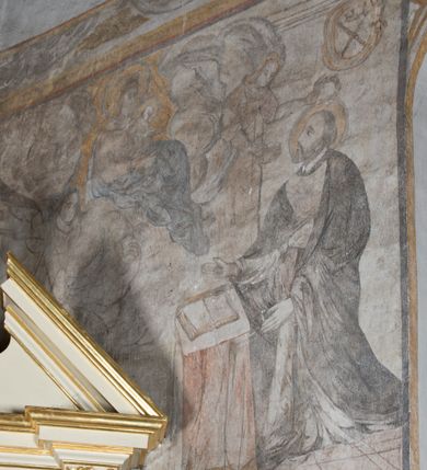 Zdjęcie nr 12: Polichromia na ścianie północnej znajduje się na wysokości dwóch trzecich ściany, a na ścianie północnej zajmuje prawie całą powierzchnię. Całość obiega od góry szeroki fryz z podwieszoną draperią, poniżej znajdują się różne sceny z życia i męczeństwa świętych. Na ścianie zachodniej, ponad chórem muzycznym podwieszone są festony i girlandy. Na ścianie północnej, od lewej przedstawione zostały następujące sceny: św. Karol Boromeusz ujęty w owalnym medalionie, następnie stygmatyzacja św. Franciszka z Asyżu, św. Dionizy w stroju biskupa z pastorałem i odciętą głową w dłoniach, pusty tron z baldachimem i nierozpoznany święty w stroju duchownego. Całość ukazana jest na tle pejzażu z miastem w oddali, powyżej widoczne są skłębione chmury. Po prawej stronie arkady tęczowej, nad ołtarzem Ukrzyżowania podwieszona jest tkanina, a na jej tle widnieje złote słońce (?). Ściana południowa podzielona jest na dwie strefy. W strefie dolnej, w pierwszej kwaterze od lewej strony znajduje się przedstawienie świętego biskupa, kolejne kwatery są nieczytelne, przeważnie ozdobione podwieszonymi draperiami. Strefa górna podzielona jest na dwie kwatery. W pierwszej, od lewej strony ukazani są: św. Jan Kanty przed Matką Boską z Dzieciątkiem, z aniołem podtrzymującym wieńce nad głową świętego i herbem Uniwersytetu Jagiellońskiego w prawym górnym narożu. W kwaterze drugiej scena męczeńskiej śmierci św. Wojciecha, w której oprawcy ubrani są w stroje szwedzkie. W prawym górnym narożu anioł z dwoma wieńcami. Na końcu ściany południowej popiersie św. Ignacego Loyoli w medalionie. 

Ponadto ściany ozdobione są zacheuszkami oraz różnymi, częściowo zniszczonymi napisami zostawiony przez pątników w XVII wieku: „SAMUEL RESPONDOWSKI”, „CHRISTOPER”, „ANDREAS”, „1616”, „1618”, „MARTIN SPIONKIEWICZ”, „NICE AD 1660”, „ALEXIA KWAŚNIOWSKA  ND 1660”, „[...]1661[...]”, „ALBERTUS [...]”, tarcza zegara słonecznego oraz napisy: „FRANCISCVS PETRICKI  / A(NNO) D(OMINI) 1650”, „PAN  JOANNES [...] NICOLA [...] 1620 [...]”, „1649”.

